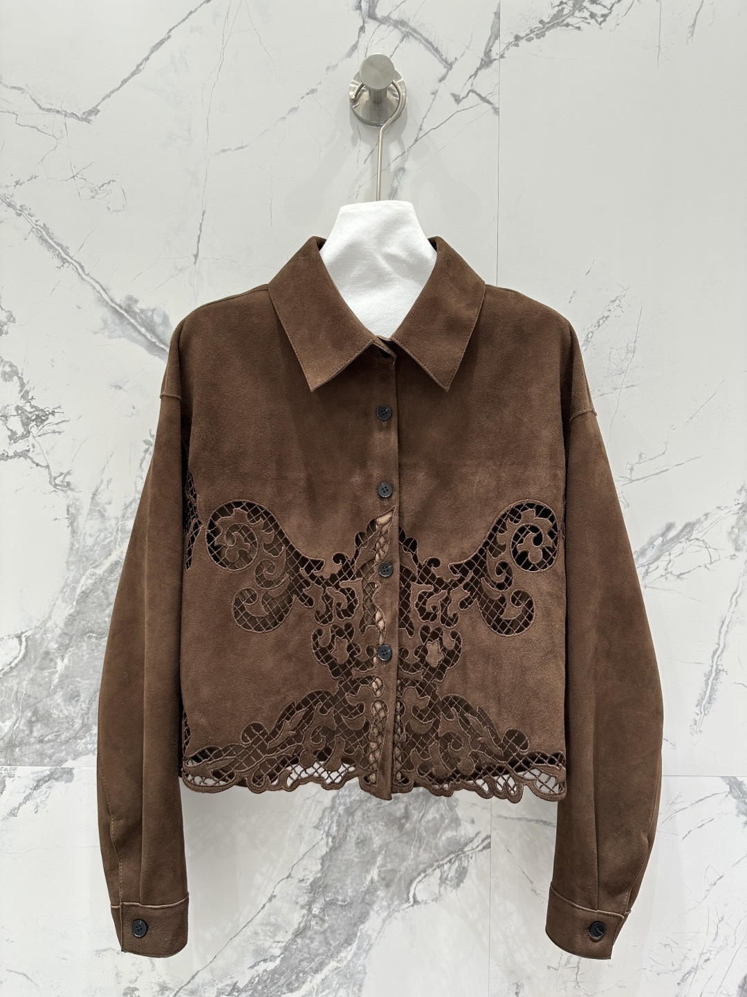 NO:662148,The exclusive first release of high-end original quality He*mès25 new early autumn products, Swiss machine embroidered suede sheepskin shirt jackets with heavy craftsmanship!  Fully closed velvet lambskin on the inside!  The light and delicate leather is awesome!  Look for our quality version!  Imported suede lambskin!  A short design with a lazy temperament!  The H version doesn’t pick on your upper body and makes you look slimmer!  The natural texture of imported leather is delicate and wide. It feels high-end, casual and grand!  Perfect workmanship quality depends on the details!  Three colors S-XL. M size bust 108, shoulder width 50, sleeve length 54, dress length 50., Hermès-clothing,hermes,jackets & coats,shirts,sheepskin,chamois leather, 19860909独家首发高端原单品质He*mès25早秋新品 重工艺定位瑞士机刺绣麂皮绒面羊皮衬衫外套！内面全闭绒工艺小羊皮！轻盈细腻皮质超赞！认准我家品质版型！进口麂皮小羊皮！气质慵懒的小短款设计！H版型不挑人上身超显瘦！进口皮质自然纹理细腻挺阔.高级感随性又大气！完美做工品质看细节！三色S-XL. M码胸围108,肩宽50,袖长54,衣长50.,爱马仕-服装,hermes,jackets & coats,shirts,sheepskin,chamois leather, ,Women's clothing