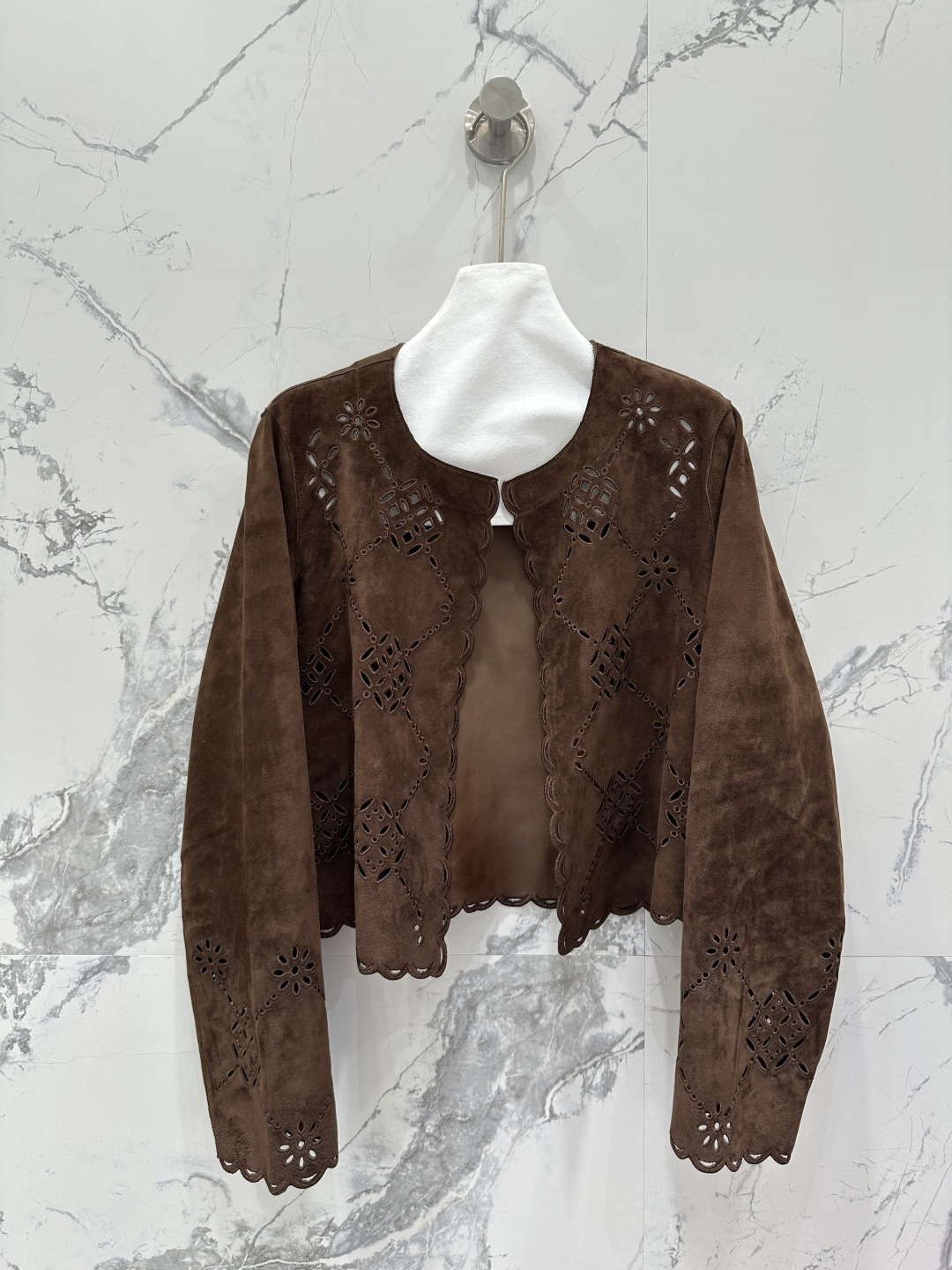 NO:662152,The exclusive first release of high-end original quality He*mès25 new early autumn products, heavy craftsmanship and Swiss machine embroidery suede suede sheepskin jackets!  Fully closed velvet lambskin on the inside!  The light and delicate leather is awesome!  Look for our quality version!  Imported suede lambskin!  A short design with a lazy temperament!  The H version doesn’t pick on your upper body and makes you look slimmer!  The natural texture of imported leather is delicate and wide. Come to those who know the stuff!  The sense of luxury is casual and atmospheric!  Perfect workmanship quality depends on the details!  Two colors S-XL. M size bust 104, shoulder width 39, sleeve length 61, dress length 48.,Hermes-clothing,hermes,jackets & coats,jackets & coats,sheepskin,chamois leather, 19860909独家首发高端原单品质He*mès25早秋新品 重工艺定位瑞士机刺绣麂皮绒面羊皮夹克外套！内面全闭绒工艺小羊皮！轻盈细腻皮质超赞！认准我家品质版型！进口麂皮小羊皮！气质慵懒的小短款设计！H版型不挑人上身超显瘦！进口皮质自然纹理细腻挺阔.懂货的来！高级感随性又大气！完美做工品质看细节！两色S-XL. M码胸围104,肩宽39,袖长61,衣长48.,爱马仕-服装,hermes,jackets & coats,jackets & coats,sheepskin,chamois leather, ,Women's clothing