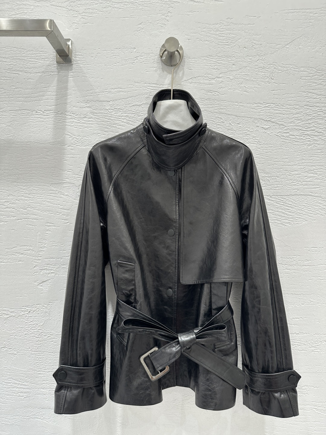 NO:662381,The exclusive first release of high-end original quality Celi*e25 early autumn new product, imported top-grade oil-wax craft leather windbreaker jacket!  The classic H-shaped belt design is high-end, fashionable and handsome!  The side slit design makes the upper body look slimmer!  The three-dimensional tailoring is versatile and easy to match. Imported waxy lambskin!  The leather is soft and delicate, and the texture is invincible. The loose fit is versatile and makes your upper body slimmer and taller!  Perfect workmanship quality depends on the details!  Two colors S-XL. M size bust 100, dropped shoulder sleeve length 71, dress length 64., Celine-clothing,celine,celine,jackets & coats,sheepskin, 19860909独家首发高端原单品质Celi*e25早秋新品 进口顶级油蜡工艺皮风衣外套！经典H版型系腰带设计高级时髦又帅气！侧开叉设计上身巨显瘦！立体裁版型百搭不挑人.进口蜡感小羊皮！皮质柔软细腻,质感无敌宽松版型百搭上身显瘦又高挑！完美做工品质看细节！两色S-XL. M码胸围100,落肩袖长71,衣长64.,赛琳-服装,celine,celine,jackets & coats,sheepskin, ,Women's clothing