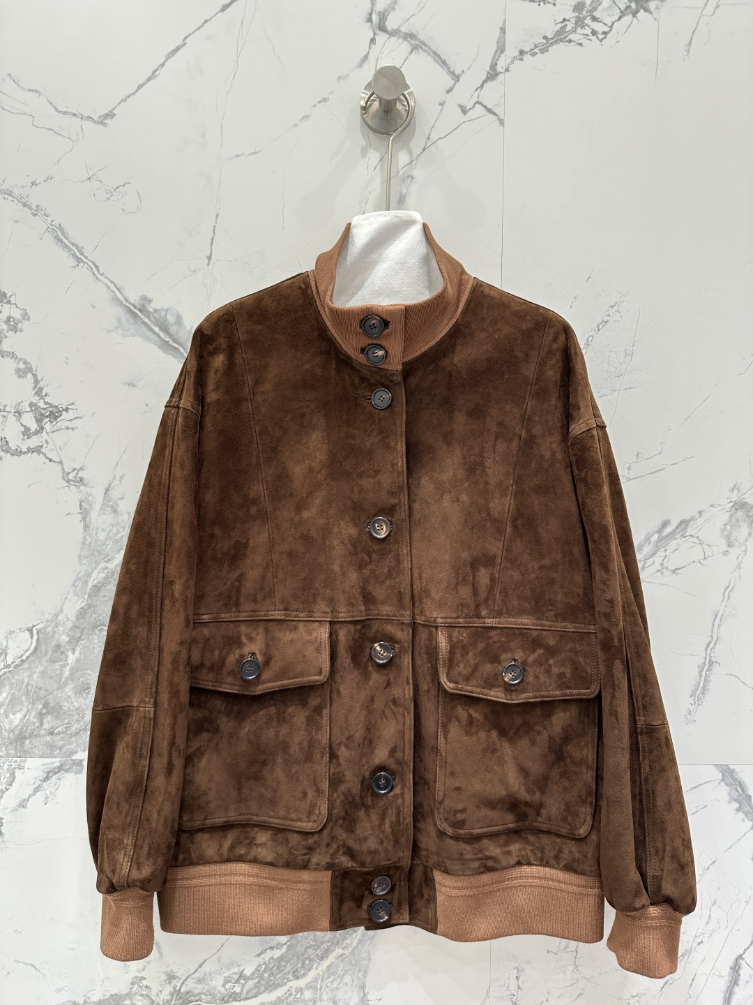 NO:662403,The exclusive first release of high-end original quality Pr*da25 new early autumn products, customized deerskin velvet suede craftsmanship stitching thread design baseball jacket jacket!  Same style for men and women!  The contrast can be salty or sweet!  The hot stamped logo is low-key and luxurious, and the loose H shape is versatile and slim!  Imported deerskin lambskin, fully handmade buttonholes!  A sweet and cool fashionable addition to a girl’s wardrobe!  Perfect workmanship quality depends on the details!  One color S-XL. M size bust 116, dropped shoulder sleeve length 78, dress length 65.,Prada-clothing,prada,jackets & coats,jackets & coats,sheepskin, 19860909独家首发高端原单品质Pr*da25早秋新品 定制鹿皮绒绒面工艺拼接螺纹设计棒球服夹克外套！男女同款！反差感可盐可甜！烫印logo低调奢华,宽松H版型百搭又显瘦！进口鹿皮绒小羊皮,全手工艺扣眼！甜酷的时髦少女衣橱气质单品！完美做工品质看细节！一色S-XL. M码胸围116,落肩袖长78,衣长65.,普拉达-服装,prada,jackets & coats,jackets & coats,sheepskin, ,Women's clothing