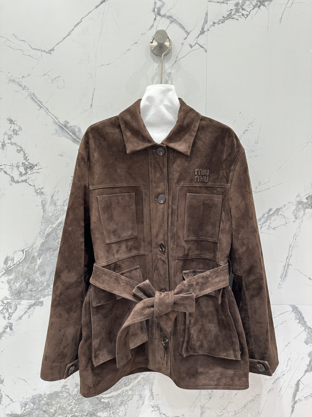 NO:662213,The exclusive first release of high-end original quality Mium*u25 early autumn new product. The counter is synchronized with Maillard's retro literary and artistic temperament mid-length genuine leather jacket!  Exclusively customized imported suede, the leather texture is great, the four-pocket three-dimensional tailoring silhouette design is fashionable and super handsome!  The positioned oil-edged embroidered letter logo is low-key and luxurious, with a sweet and salty temperament, age-reducing girlish style, versatile and not picky!  Perfect workmanship quality depends on the details!  Two colors from S to19860909独家首发高端原单品质Mium*u25早秋新品 专柜同步美拉徳复古文艺气质中长款真皮外套！独家定制进口麂皮绒,皮质质感超赞四口袋立体剪裁廓形设计时髦感超级帅气！定位油边刺绣字母logo低调奢华,可甜可盐气质减龄少女风百搭不挑人！完美做工品质看细节！两色S-XL. M码胸围108,肩宽48,袖长59,衣长75.,缪缪-服装,miumiu,jackets & coats,chamois leather, ,Women's clothing