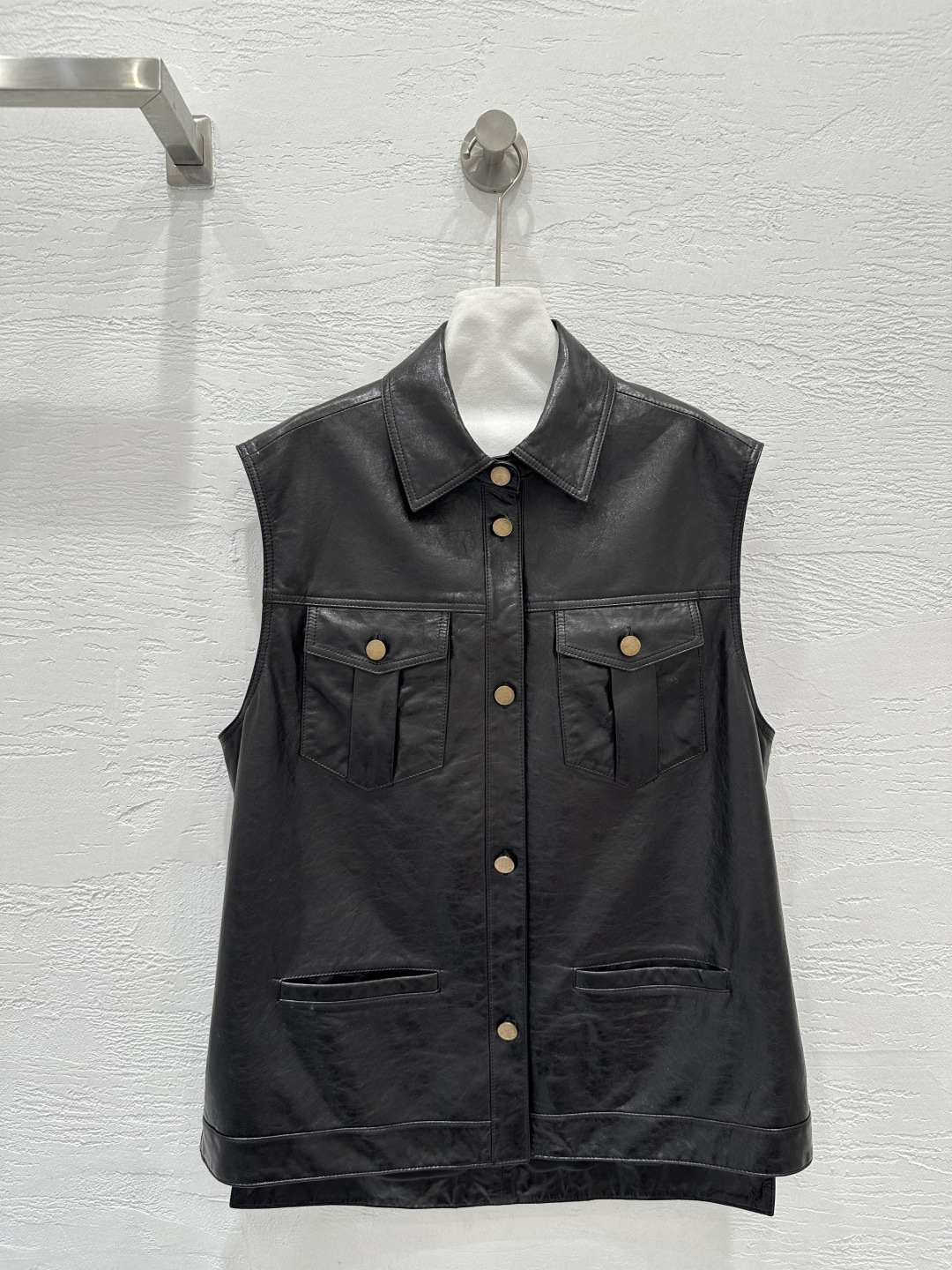 NO:662189,The exclusive first release of high-quality Ch*le25 early autumn new product retro fashionable workwear style leather vest jacket!  Original customized imported lambskin, vegetable tanning process!  The four-pocket design jacket has an A-style and sassy fit with bronze hardware for a fashionable and high-end tone!  Perfect workmanship quality depends on the details!  Three colors SML. M size bust 112, length 74., women's clothing, jackets & coats, jackets & coats, sheepskin,  19860909独家首发高端品质Ch*le25早秋新品 复古时髦工装风皮马甲外套！原版定制进口小羊皮,植鞣工艺！四口袋设计夹克版型又A又飒搭配古铜色五金时髦又高级的调调！完美做工品质看细节！三色SML. M码胸围112,衣长74.,女装,jackets & coats,jackets & coats,sheepskin, ,Women's clothing