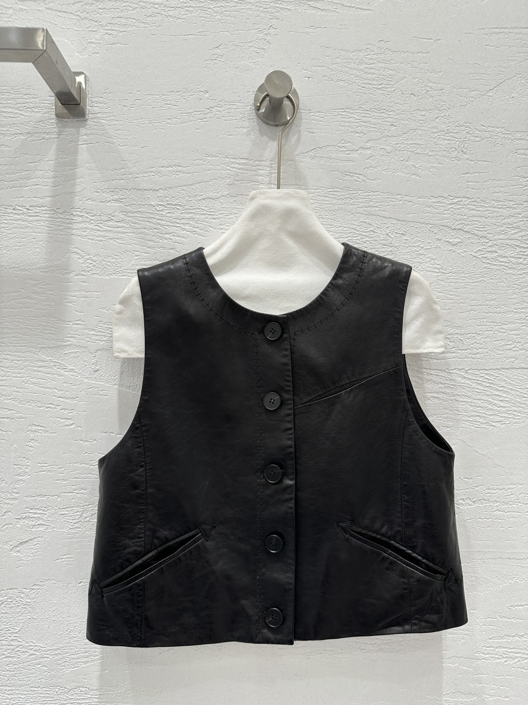 NO:662194,The exclusive first release of high-quality Isab*el25 early autumn new product heavy craftsmanship sheepskin jacket vest!  Original customized top-grade imported vegetable-tanned lambskin!  The leather is thick and delicate!  Embroidered oil edge craftsmanship~The original 3D three-dimensional tailoring seems to be a simple version but super heavy work!  Fashionable and handsome, casual and lazy style, perfect fit and sexy upper body!  Perfect workmanship quality depends on the details!  One color SML. Size M bust 96, length 47., women's clothing, jackets & coats, sheepskin,  19860909独家首发高端品质Isab*el25早秋新品 重工艺绵羊皮夹克马甲！原版定制顶级进口植鞣小羊皮！皮质肉感厚实细腻！绣花油边工艺～原版3D立体剪裁看似简单版型超重工！时髦又帅气的随性慵懒风,完美版型上身又A又飒！完美做工品质看细节！一色SML. M码胸围96,衣长47.,女装,jackets & coats,sheepskin, ,Women's clothing