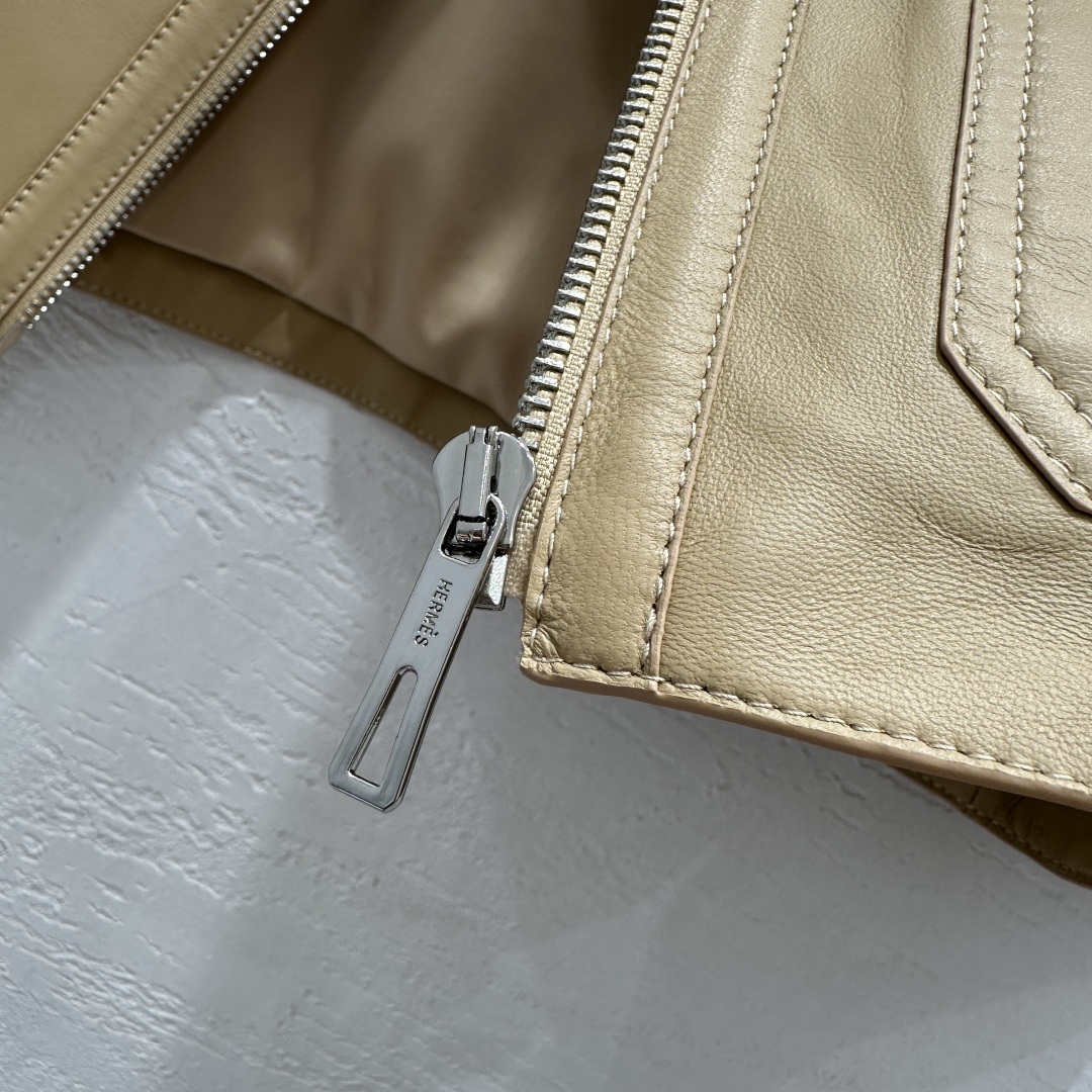 Title: High-Quality Retro Lamb Cortex Jacket Description: Exclusive Hermès25 jacket, handmade from New Zealand sheepskin. Retro style, dust-proof, in one-size-fits-all. - 图片 7