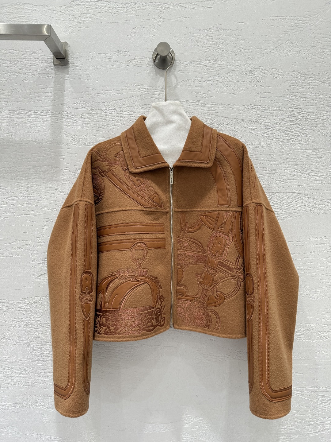 NO:662439,Exclusive first release of high-end original quality He*mè* classic handmade double-sided nylon cashmere jacket with heavy craftsmanship!  White, rich and beautiful must-have jackets!  Purchasing the original and replicating the mold-opening embroidery process, customizing the original calfskin embroidery and leather craftsmanship, the texture is invincible and the drop shoulder sleeve design is handsome, elegant and gentle!  Original imported hardware accessories, imported cashmere fabric texture is quite wide and stylish, not picky in style and has a capable temperament!  Versatile and fashionable upper body makes you slim and tall!  Perfect workmanship quality depends on the details!  Three colors SML. M size bust 120, dropped shoulder sleeve length 74, dress length 50., Hermès-clothing,hermes,jackets & coats,jackets & coats,cowhide, 19860909独家首发高端原单品质He*mè* 经典款纯手工制作重工艺双面尼羊绒夹克！白富美必入外套！原版购入复刻开模绣花工艺,定制原版小牛皮绣花拼皮工艺质感无敌气质落肩袖设计,帅气优雅气质温柔！原版进口五金配件,进口羊绒面料质感挺阔有型,不挑人版型气质干练！百搭时髦上身显瘦又高挑！完美做工品质看细节！三色SML. M码胸围120,落肩袖长74,衣长50.,爱马仕-服装,hermes,jackets & coats,jackets & coats,cowhide, ,Women's clothing