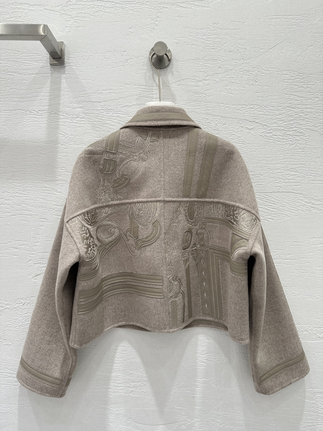 High-End Handmade Dust-Proof Bag: White Double-Sided Nymph Jacket Review - 图片 5