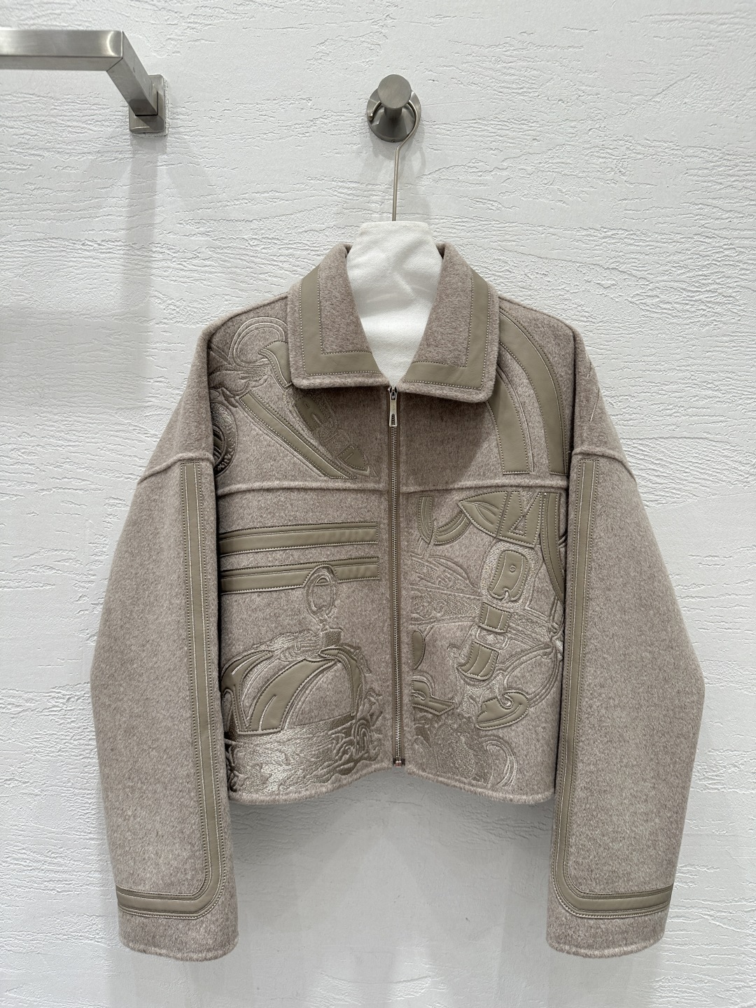 High-End Handmade Dust-Proof Bag: White Double-Sided Nymph Jacket Review - 图片 1