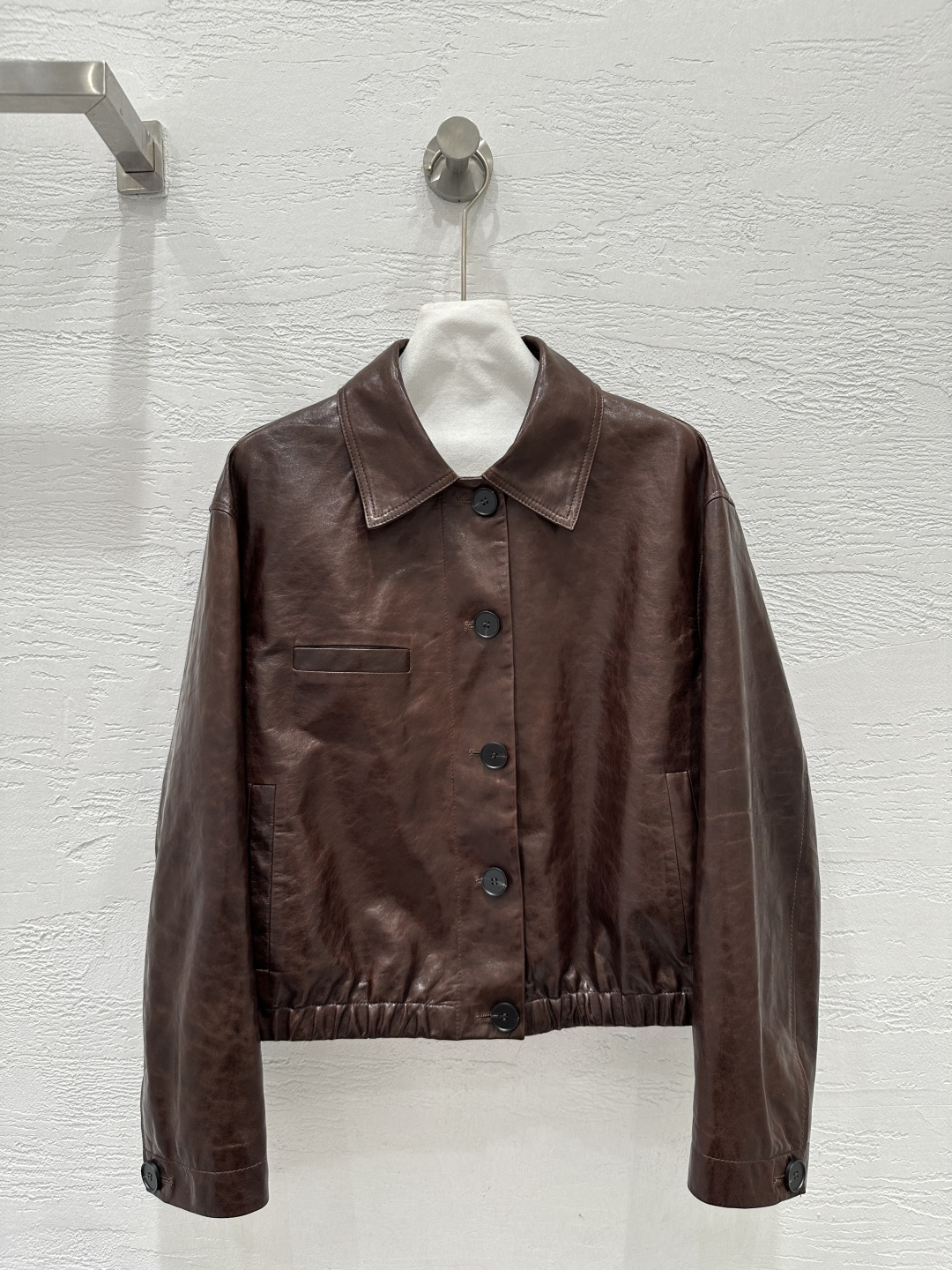 NO:662186,The exclusive first release of original quality Lemair*25 new autumn and winter products, the same cool leather jacket as Yuan Quan!  Original custom imported vegetable tanned lambskin!  The curved dropped shoulders and loose fit are very high-end!  A high-profile and handsome tool to create a fashionable look!  The classic small lapel jacket has a cool and handsome upper body, and is versatile and can be worn by anyone!  Perfect workmanship quality depends on the details. Three colors S-XL. M size bust 112, shoulder width 47, sleeve length 54, clothing length 52., women's clothing, jackets & coats, jackets & coats, leather jacket, sheepskin,  19860909独家首发原单品质Lemair*25秋冬新品 袁泉同款酷帅夹克皮衣外套！原版定制进口植鞣小羊皮！弧形落肩廓形宽松版型非常高级！高调帅气打造时髦造型神器！经典小翻领夹克版型上身拉风帅气,百搭不挑人穿！完美做工品质看细节.三色S-XL. M码胸围112,肩宽47,袖长54,衣长52.,女装,jackets & coats,jackets & coats,leather jacket,sheepskin, ,Women's clothing