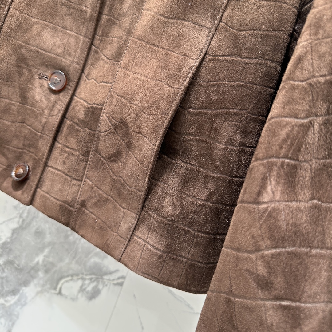 “Exclusive Alligator-Striped Velvet Jacket: High-Quality Louis Vuitton Style for Fashionable Young Ladies” - 图片 4