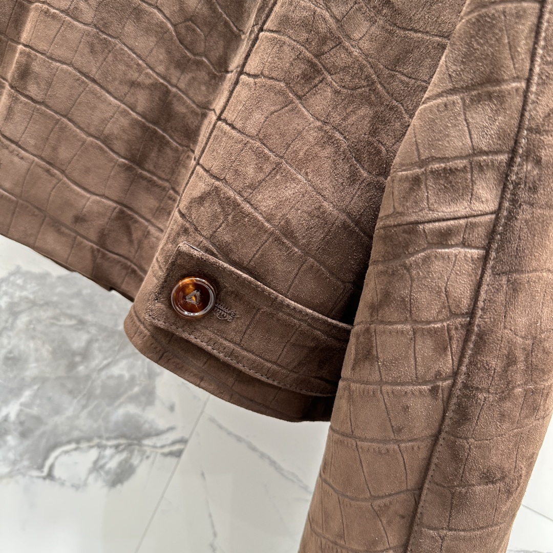 “Exclusive Alligator-Striped Velvet Jacket: High-Quality Louis Vuitton Style for Fashionable Young Ladies” - 图片 7