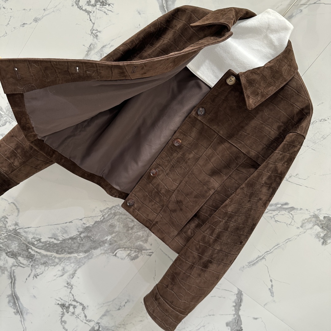 “Exclusive Alligator-Striped Velvet Jacket: High-Quality Louis Vuitton Style for Fashionable Young Ladies” - 图片 8
