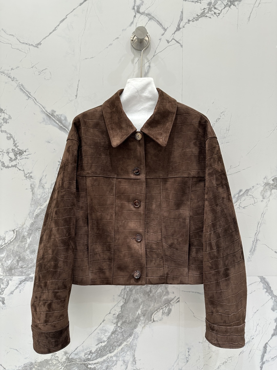“Exclusive Alligator-Striped Velvet Jacket: High-Quality Louis Vuitton Style for Fashionable Young Ladies”