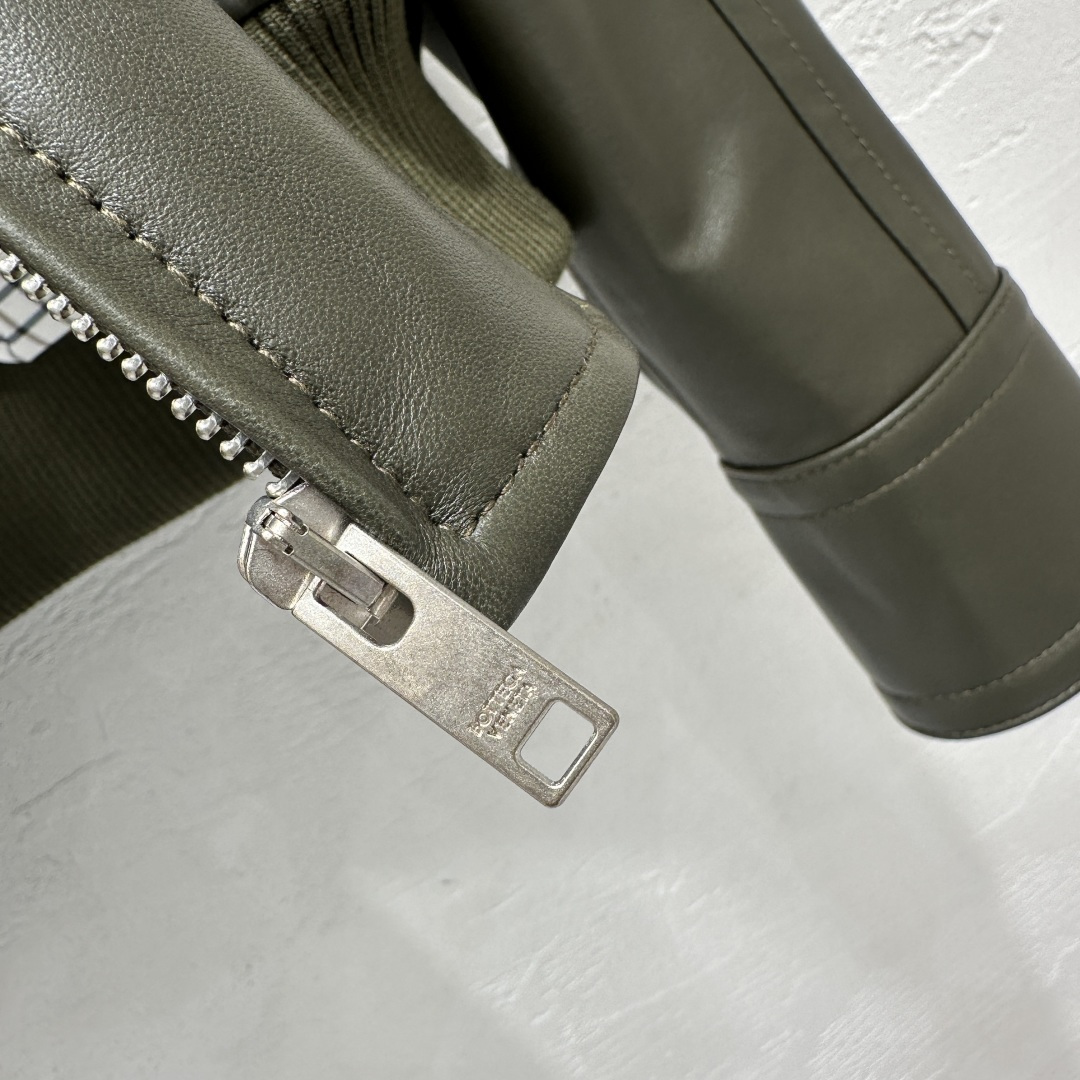 Title: Bottega Veneta First-Rate Female Suit Description Summary: High-quality Bottega Veneta suit with retro-American design, custom ciphers, and precise measurements for a perfect fit. - 图片 8