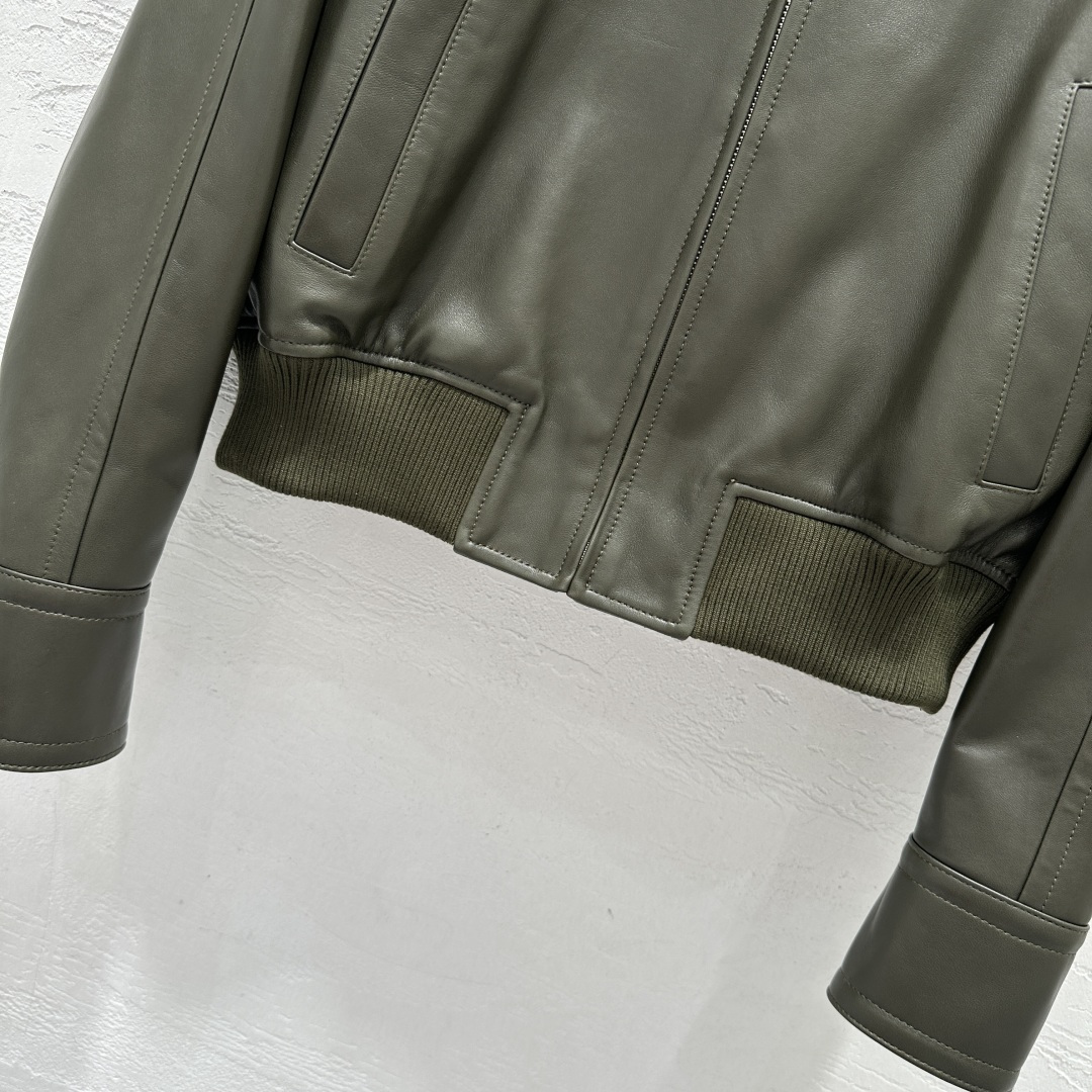 Title: Bottega Veneta First-Rate Female Suit Description Summary: High-quality Bottega Veneta suit with retro-American design, custom ciphers, and precise measurements for a perfect fit. - 图片 3