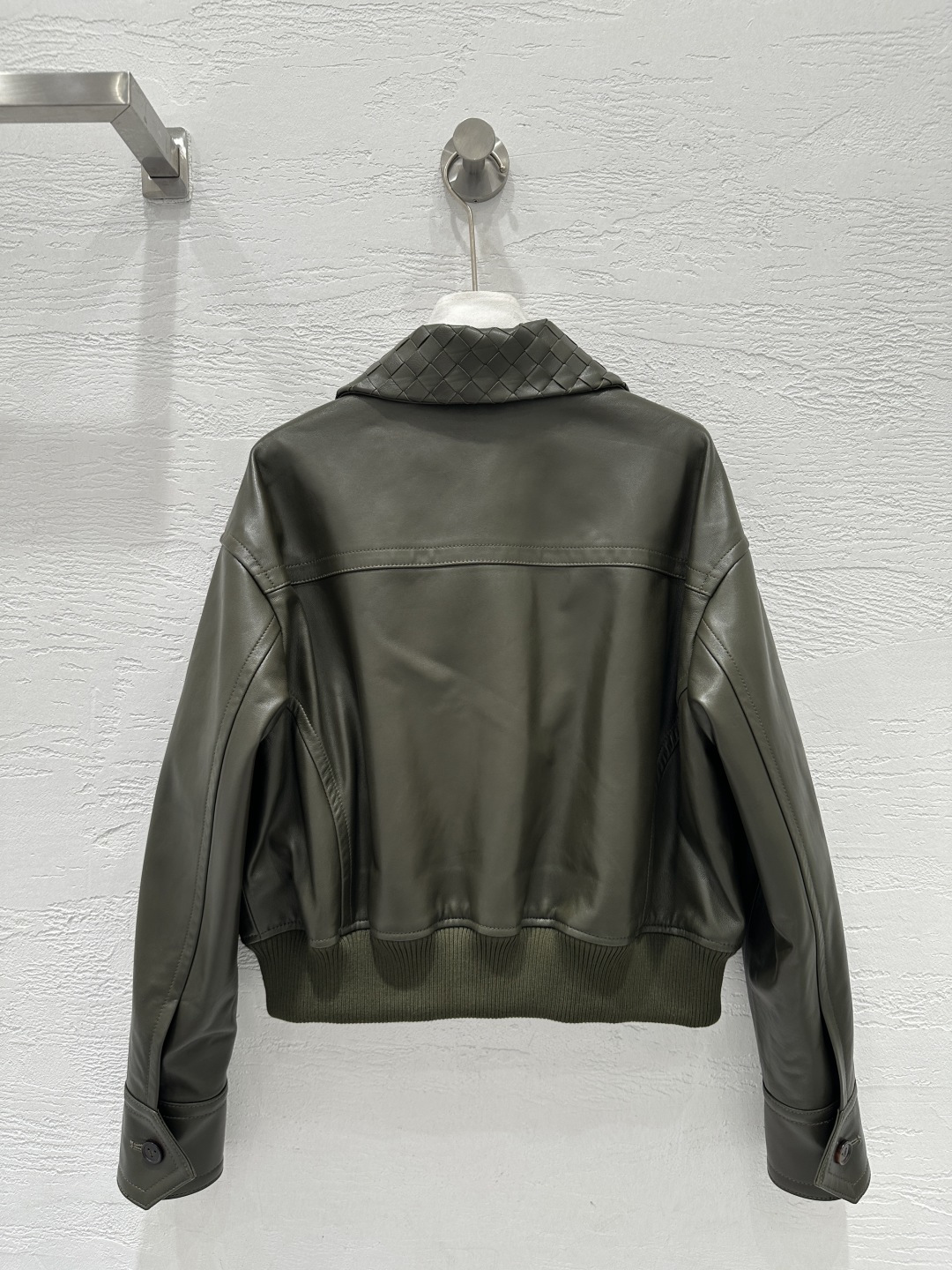 Title: Bottega Veneta First-Rate Female Suit Description Summary: High-quality Bottega Veneta suit with retro-American design, custom ciphers, and precise measurements for a perfect fit. - 图片 6