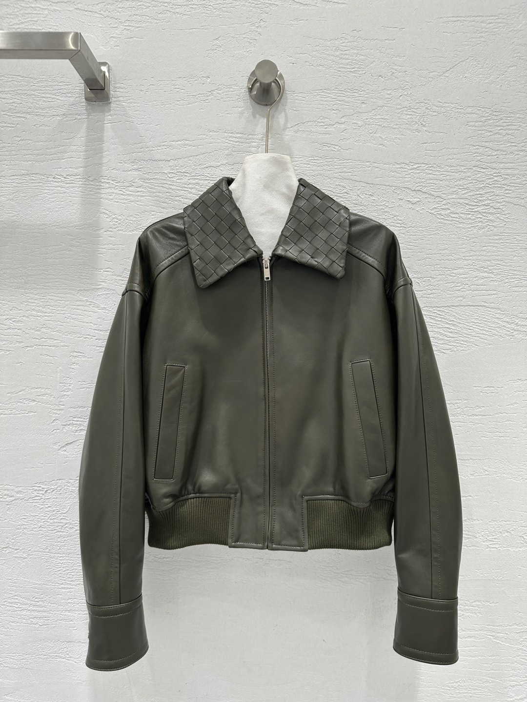 Title: Bottega Veneta First-Rate Female Suit Description Summary: High-quality Bottega Veneta suit with retro-American design, custom ciphers, and precise measurements for a perfect fit. - 图片 1