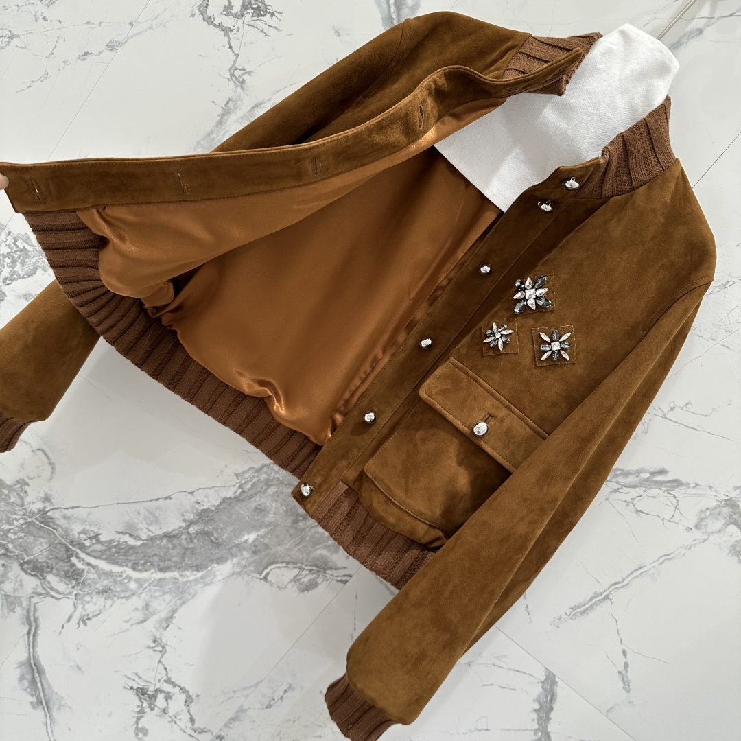 Title: P3240 Exclusive Velvet Jacket for Stylish Women Summary: High-quality, imported velvet jacket with fine details and custom-made features for a stylish look. - 图片 9