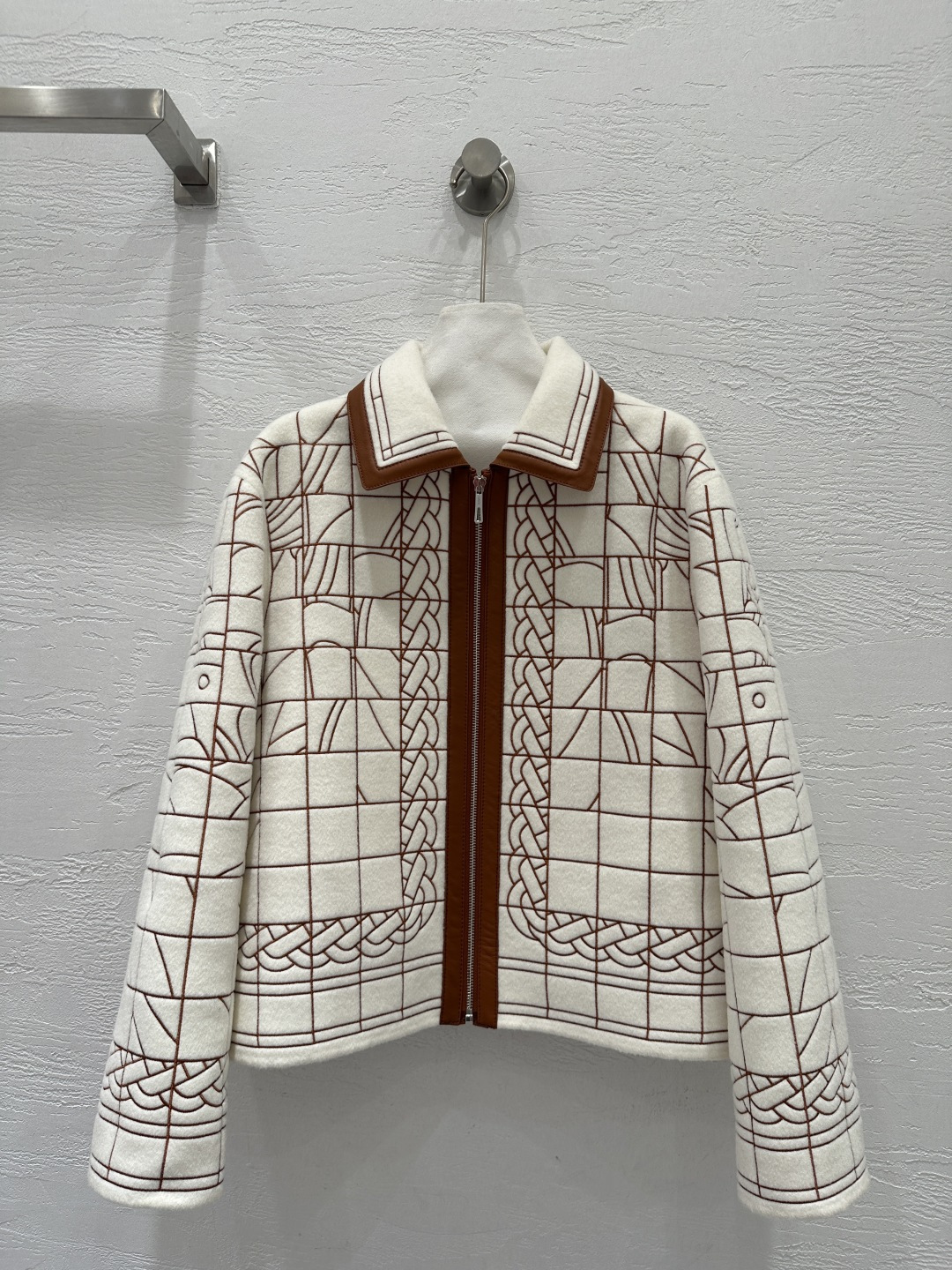 NO:662412,The exclusive first release of high-end original quality He*mè*25 early autumn new product, purely handmade double-sided cashmere jacket with heavy craftsmanship!  White, rich and beautiful must-have jackets!  Purchasing the original and replicating the mold-opening embroidery process, customizing the original calfskin embroidery and leather craftsmanship, the texture is invincible and the drop shoulder sleeve design is handsome, elegant and gentle!  Original imported hardware accessories, imported cashmere fabric texture is quite wide and stylish, not picky in style and has a capable temperament!  Versatile and fashionable upper body makes you slim and tall!  Perfect workmanship quality depends on the details!  One color SML. Size M bust 114, shoulder width 46, sleeve length 58, dress length 56.,Hermes-clothing,hermes,jackets & coats,jackets & coats,cowhide, 19860909独家首发高端原单品质He*mè*25早秋新品 纯手工制作重工艺双面尼羊绒夹克！白富美必入外套！原版购入复刻开模绣花工艺,定制原版小牛皮绣花拼皮工艺质感无敌气质落肩袖设计,帅气优雅气质温柔！原版进口五金配件,进口羊绒面料质感挺阔有型,不挑人版型气质干练！百搭时髦上身显瘦又高挑！完美做工品质看细节！一色SML. M码胸围114,肩宽46,袖长58,衣长56.,爱马仕-服装,hermes,jackets & coats,jackets & coats,cowhide, ,Women's clothing