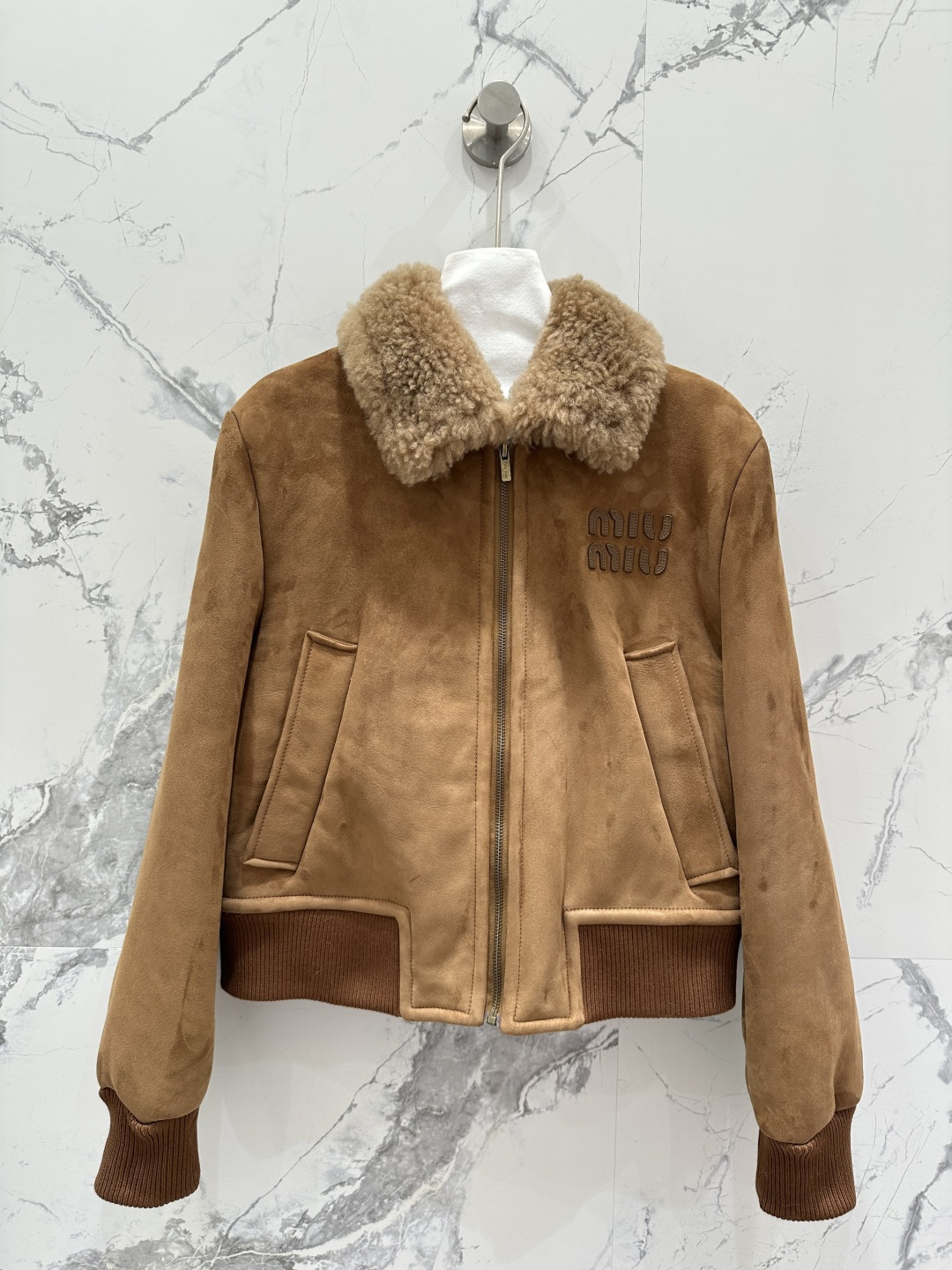 NO:662233,The exclusive first release of high-end original quality Mi*miu high-definition suede imported fur all-in-one short jacket!  The classic custom-made jacket has a luxurious and elegant upper body. It is versatile, fashionable and handsome, and the upper body can be worn with any style!  Flat leather board with perfect pure handicraft details verified!  The lapels are edged in genuine leather, which is both high-end and fashionable!  The delicate hair texture creates a gentle and elegant sense of luxury!  Keep warm and refuse to be bloated. The original customized H version is not picky. The color is super correct and I love the perfect workmanship and quality. Look at the details. One color S-XL. M size bust 110, shoulder width 45, sleeve length 62, dress length 52., Miu Miu-clothing, miumiu, jackets & coats, jackets & coats, chamois leather,  19860909独家首发高端原单品质Mi*miu 高定麂皮绒面进口皮毛一体小短款夹克外套！经典定制夹克版型上身奢华大气.百搭时髦又帅气上身可甜可盐风格百搭！平整皮板完美纯手工艺细节验证！翻领真皮包边高级又时尚！细腻毛质感打造温柔大方的高级感！保暖拒绝臃肿原版定制H版型不挑人穿,颜色超正超级大爱完美做工品质看细节.一色S-XL. M码胸围110,肩宽45,袖长62,衣长52.,缪缪-服装,miumiu,jackets & coats,jackets & coats,chamois leather, ,Women's clothing