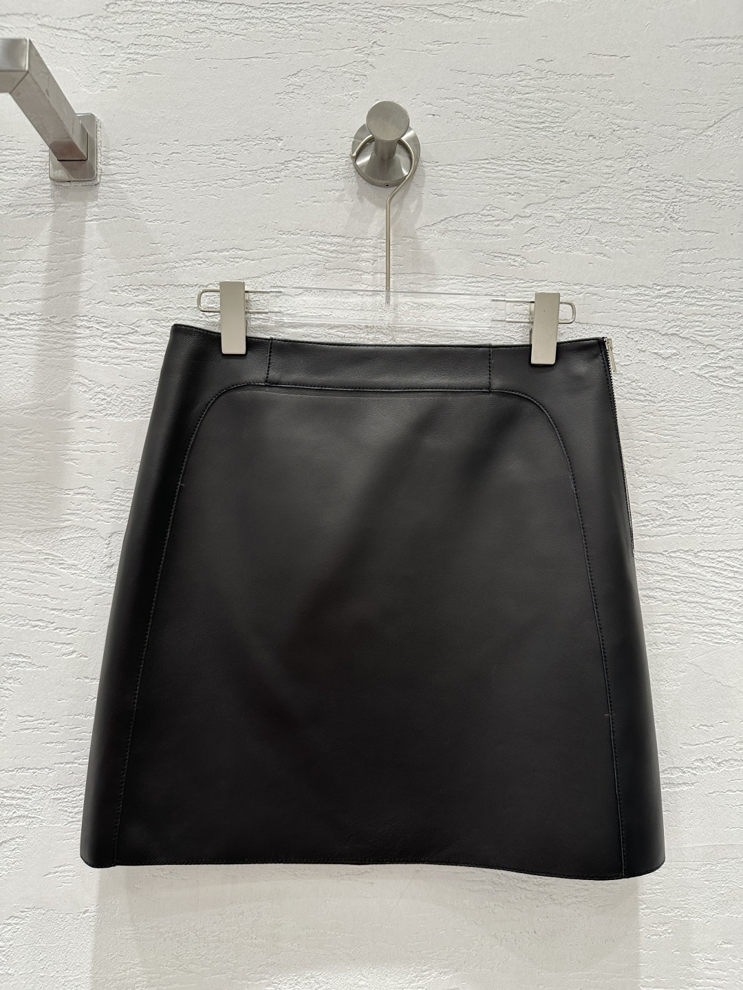 NO:662404,Exclusive first release of original quality He*mès25 new early autumn product, top lambskin skirt!  Top quality leather is super delicate!  Minimalist three-dimensional arc tailoring. Hand-made oil edge design!  Bai Fumei’s must-have fashionable items. Imported New Zealand lambskin. The H-shaped version is versatile and easy to wear and has super imported hardware accessories. For perfect workmanship, the quality depends on the details!  Three-color SML. Size M waist 72, hip 92, skirt length 41., Hermès-clothing, hermes, skirts, sheepskin,  19860909独家首发原单品质He*mès25早秋新品 顶级小羊皮半裙！顶级皮质超级细腻！极简主义立体弧形剪裁.手工油边工艺设计！白富美必入时髦单品.进口新西兰小绵羊皮.H版型百搭不挑人上身超级正进口五金配件.完美做工品质看细节！三色SML. M码腰围72,臀围92,裙长41.,爱马仕-服装,hermes,skirts,sheepskin, ,Women's clothing