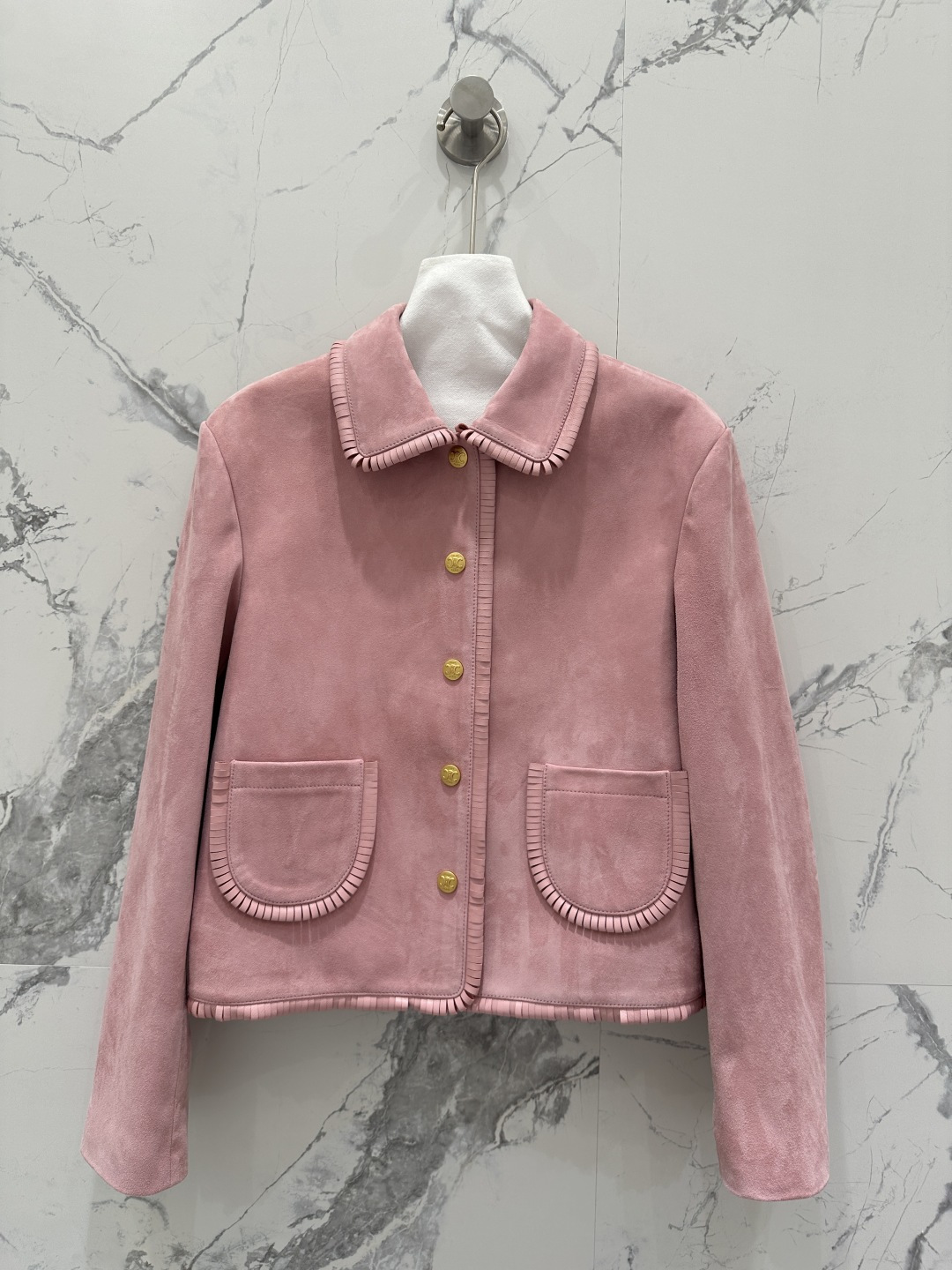 NO:662367,The exclusive first release of high-quality Celin*25 early autumn new product Suzy's same suede Arc de Triomphe gold buckle embellished lapel jacket small coat!  Exclusively customized suede surface craftsmanship, the classic H short version is versatile and slim!  Imported suede lambskin!  Sweet and cool, a must-have item in a fashionable girl's wardrobe, with original custom lining!  Perfect workmanship quality depends on the details!  Three colors SML. M size bust 94, shoulder width 42, sleeve length 58, dress length 51., Celine-clothing,celine,celine,jackets & coats,jackets & coats,sheepskin,chamois leather, 19860909独家首发高端品质Celin*25早秋新品 秀智同款绒面凯旋门金扣缀饰翻领夹克小外套！独家定制麂皮绒面工艺,经典H短款版型百搭又显瘦！进口麂皮绒小羊皮！甜酷的时髦少女衣橱必备气质单品,原版定制里布！完美做工品质看细节！三色SML. M码胸围94,肩宽42,袖长58,衣长51.,赛琳-服装,celine,celine,jackets & coats,jackets & coats,sheepskin,chamois leather, ,Women's clothing