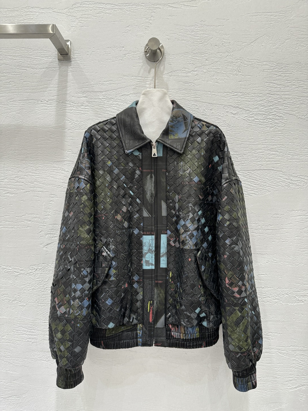 NO:662413,Exclusive first release of original quality Bot*ega veneta25 new early autumn woven crafts handmade shirt jacket style woven jacket!  Top high-end goods!  Graffiti newspaper limited edition!  Exclusive top quality imported sheepskin!  The original customized cut is positioned as a hand-woven finished product, perfect luxury craftsmanship!  High-end and fashionable!  The classic shirt collar has a loose fit and makes your upper body look slimmer!  A versatile item that can be either sweet or salty, the perfect workmanship depends on the details!  Three colors SML. M size bust 130, dropped shoulder sleeve length 83, dress length 68., Bottega Veneta-clothing,bottega veneta,jackets & coats,jackets & coats,shirts,sheepskin, 19860909独家首发原单品质Bot*ega veneta25早秋新品编织工艺手工衬衫夹克款编织外套！顶级高端货！涂鸦报刊限定版！独家顶级进口 绵羊皮！原版定制裁片定位手工编织成品,完美奢华工艺！高级又时髦！经典衬衫领宽松版型,上身巨显瘦！可甜可盐气质百搭单品,完美做工品质看细节！三色SML. M码胸围130,落肩袖长83,衣长68.,葆蝶家-服装,bottega veneta,jackets & coats,jackets & coats,shirts,sheepskin, ,Women's clothing