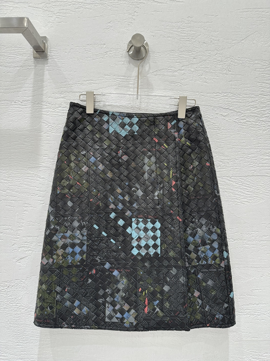 NO:662450,Exclusive first launch of high-end original quality Bot*ega veneta25 early autumn new product, graffiti newspapers and periodicals limited edition weaving technology, retro, modern and fashionable must-have leather skirt with slit design!  Imported lambskin weaving technology, the leather feels oily, soft and delicate!  I love the slit design with the straps!  A casual and casual style, with a fashionable and high-end temperament!  The perfect fit and sexy upper body!  Perfect workmanship quality depends on the details!  Three colors SML. Size M waist 74, hip 58, skirt length 59., Bottega Veneta - clothing, bottega veneta, skirts, sheepskin,  19860909独家首发高端原单品质Bot*ega veneta25早秋新品 涂鸦报刊限定版编织工艺复古摩登时髦精必入开叉设计皮半裙！进口小羊皮编织工艺,皮质肉感油润柔软又细腻！搭片开叉设计超级大爱！又A又飒随性的慵懒风,气质时髦又高级！完美版型上身又A又飒！完美做工品质看细节！三色SML. M码腰围74,臀围58,裙长59.,葆蝶家-服装,bottega veneta,skirts,sheepskin, ,Women's clothing