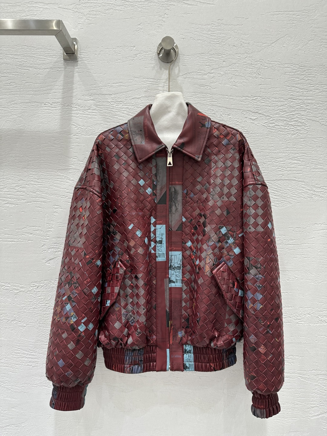 NO:927247,Exclusive first release of original quality Bot*ega veneta woven crafts handmade shirt jacket style woven jacket!  Top high-end goods!  Graffiti newspaper limited edition!  Exclusive top quality imported sheepskin!  The original customized cut is positioned as a hand-woven finished product, perfect luxury craftsmanship!  High-end and fashionable!  The classic shirt collar has a loose fit and makes your upper body look slimmer!  A versatile item that can be either sweet or salty, the perfect workmanship depends on the details!  Three-color SML M size bust 130, dropped shoulder sleeve length 83, dress length 68., Bottega Veneta-clothing,bottega veneta,jackets & coats,jackets & coats,shirts,sheepskin,19860909独家首发原单品质Bot*ega veneta 编织工艺手工衬衫夹克款编织外套！顶级高端货！涂鸦报刊限定版！独家顶级进口 绵羊皮！原版定制裁片定位手工编织成品,完美奢华工艺！高级又时髦！经典衬衫领宽松版型,上身巨显瘦！可甜可盐气质百搭单品,完美做工品质看细节！三色SML M码胸围130,落肩袖长83,衣长68.,葆蝶家-服装,bottega veneta,jackets & coats,jackets & coats,shirts,sheepskin,,Women's clothing