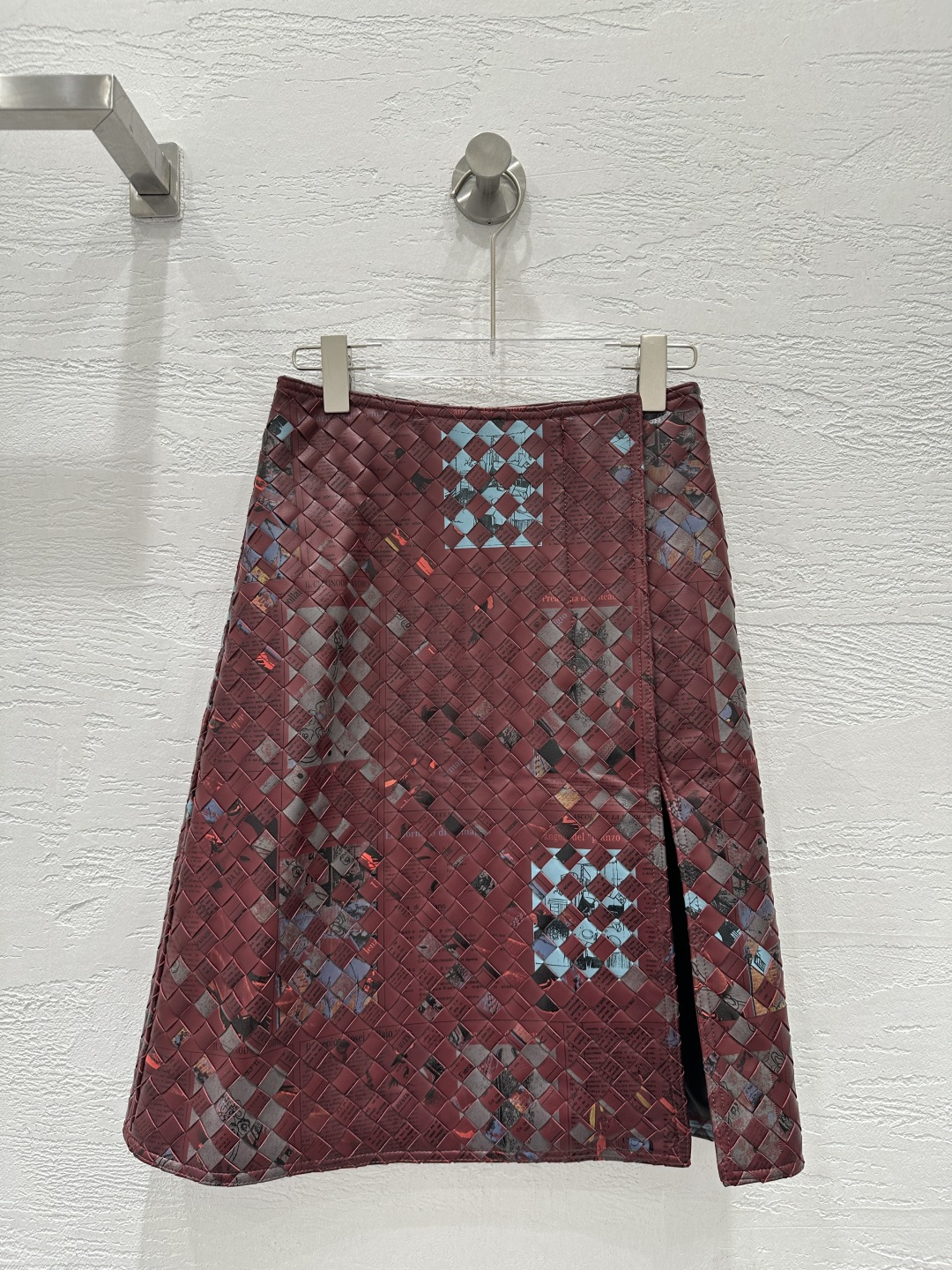 NO:927258,The exclusive first release of high-end original quality Bot*ega veneta graffiti newspapers and periodicals limited edition weaving technology retro modern fashion must-have leather skirt with slit design!  Imported lambskin weaving technology, the leather feels oily, soft and delicate!  I love the slit design with the straps!  A casual and casual style, with a fashionable and high-end temperament!  The perfect fit and sexy upper body!  Perfect workmanship quality depends on the details!  Three-color SML size M, waist 74, hip 58, skirt length 59., Bottega Veneta-clothing,bottega veneta,skirts,sheepskin,19860909独家首发高端原单品质Bot*ega veneta 涂鸦报刊限定版编织工艺复古摩登时髦精必入开叉设计皮半裙！进口小羊皮编织工艺,皮质肉感油润柔软又细腻！搭片开叉设计超级大爱！又A又飒随性的慵懒风,气质时髦又高级！完美版型上身又A又飒！完美做工品质看细节！三色SML M码腰围74,臀围58,裙长59.,葆蝶家-服装,bottega veneta,skirts,sheepskin,,Women's clothing