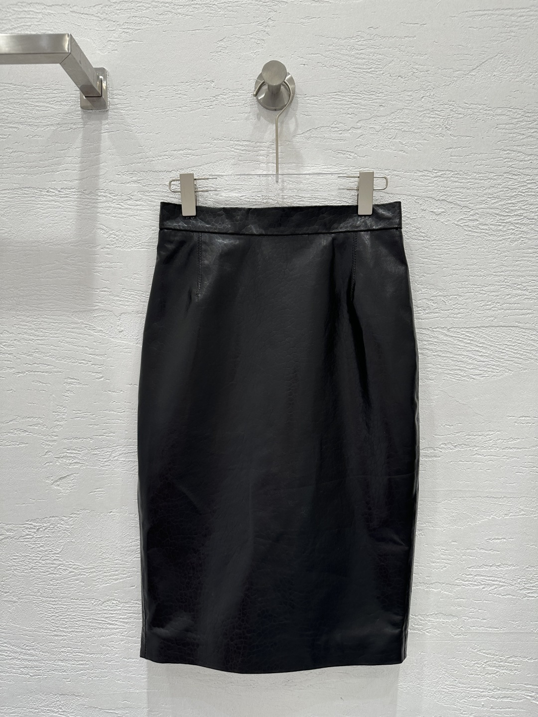 NO:662475,The exclusive first release of high-end original quality Sain*Laurent25 new autumn and winter product goddess leather skirt!  Customized imported cracked lambskin!  The original high-waisted version is a domineering interpretation of sweet and cool girl temperament!  Refreshing, sultry, simple and with attitude!  It looks great with any T-shirt or shirt!  Retro green, so beautiful that it has no friends!  Imported sheepskin. Perfect workmanship and quality depends on the details. Highly recommended as a must-have item for goddesses!  Two colors S-XL. S size waist 68, hip 88, skirt length 65., saint laurent-clothing, saint laurent, saint laurent, skirts, shirts, sheepskin,  19860909独家首发高端原单品质Sain*Laurent25秋冬新品 女神皮包裙！定制进口爆裂纹路小羊皮！原版高腰版型霸气演绎甜酷女孩气质！清爽撩人简约又有态度！随便搭件T还是衬衫都范超赞！复古绿色,美到没朋友！进口绵羊皮.完美做工品质看细节,强烈推荐女神必备单品！两色S-XL. S码腰围68,臀围88,裙长65.,圣罗兰-服装,saint laurent,saint laurent,skirts,shirts,sheepskin, ,Women's clothing