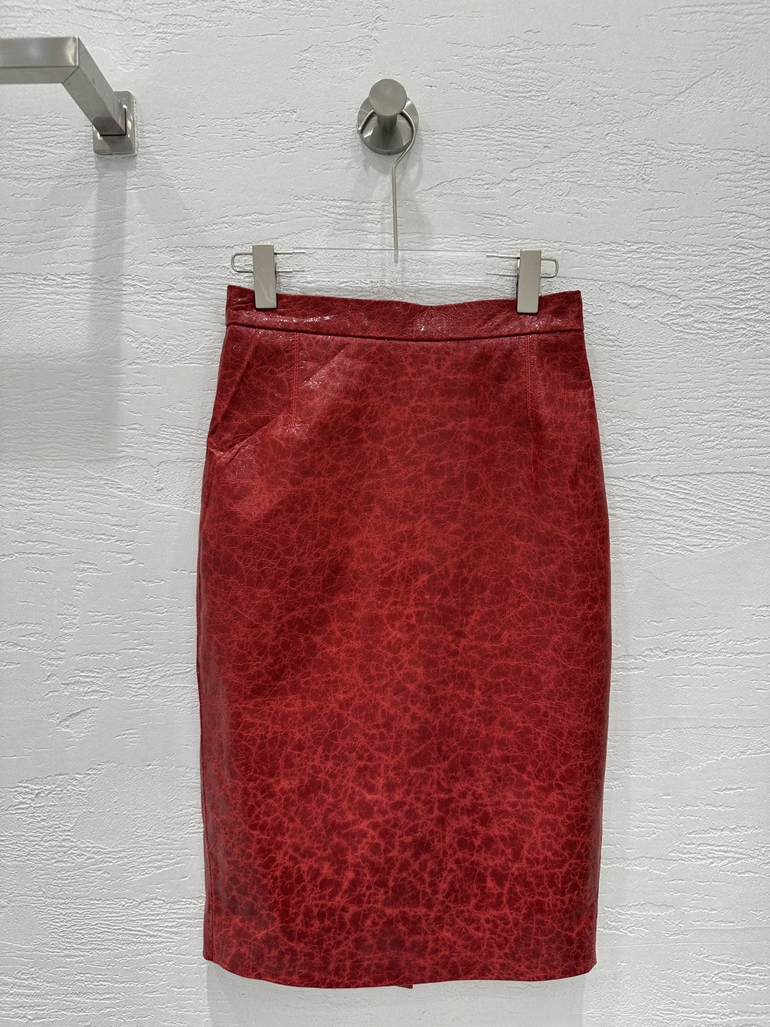 NO:662481,The exclusive first release of high-end original quality Sain*Laurent25 new autumn and winter product goddess leather skirt!  Customized imported cracked lambskin!  The original high-waisted version is a domineering interpretation of sweet and cool girl temperament!  Refreshing, sultry, simple and with attitude!  It looks great with any T-shirt or shirt!  So beautiful that she has no friends!  Imported sheepskin. Perfect workmanship and quality depends on the details. Highly recommended as a must-have item for goddesses!  Two colors S-XL. S size waist 68, hip 88, skirt length 65., saint laurent-clothing, saint laurent, saint laurent, skirts, shirts, sheepskin,  19860909独家首发高端原单品质Sain*Laurent25秋冬新品 女神皮包裙！定制进口爆裂纹路小羊皮！原版高腰版型霸气演绎甜酷女孩气质！清爽撩人简约又有态度！随便搭件T还是衬衫都范超赞！美到没朋友！进口绵羊皮.完美做工品质看细节,强烈推荐女神必备单品！两色S-XL. S码腰围68,臀围88,裙长65.,圣罗兰-服装,saint laurent,saint laurent,skirts,shirts,sheepskin, ,Women's clothing