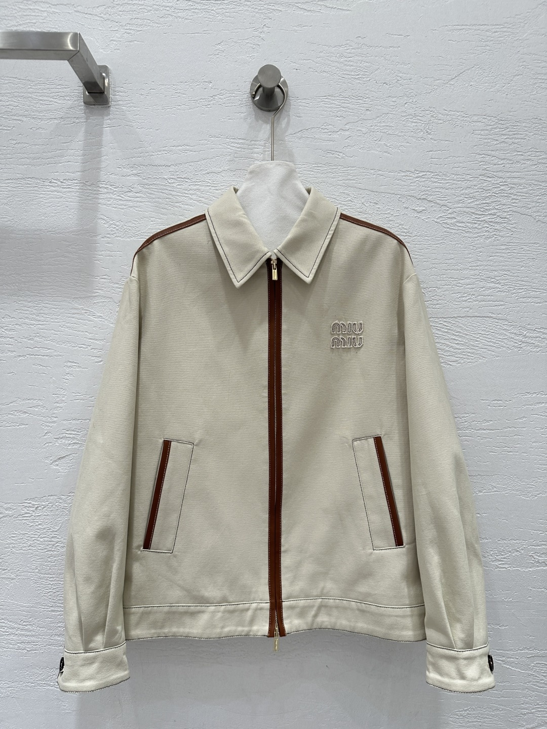 NO:662226,The exclusive first release of high-quality Mium*u25 new early autumn product intellectual lapel jacket!  Miu girls can show off their beauty!  Double zipper design, a super stacking tool!  Contrasting color and leather binding technology, the classic overzise version makes the upper body look slimmer!  Imported beaded canvas with contrasting lambskin edging. A sweet and cool must-have item for a fashionable girl’s wardrobe. For perfect workmanship, look at the details!  Two-color SML. Size S bust 108, shoulder width 47, length 62., Miu Miu-clothing, miumiu, jackets & coats, jackets & coats, sheepskin,  19860909独家首发高端品质Mium*u25早秋新品 知识分子翻领夹克外套！miu系少女可露丽风！双开拉链设计,超级叠搭神器！撞色拼皮包边工艺,经典overzise版型上身巨显瘦！进口珠帆布搭配小羊皮撞色包边.甜酷的时髦少女衣橱必备气质单品.完美做工品质看细节！两色SML. S码胸围108,肩宽47,衣长62.,缪缪-服装,miumiu,jackets & coats,jackets & coats,sheepskin, ,Women's clothing