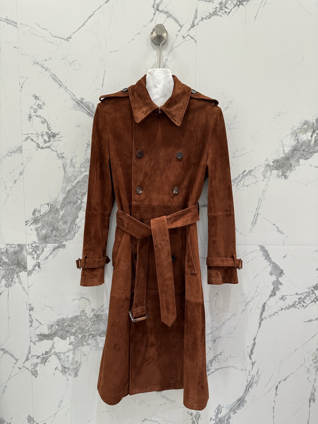 NO:662451,The exclusive first release of high-quality Ralph.L25 early autumn new product, the same high-end suede windbreaker jacket as the star!  Imported suede lambskin!  The classic double-breasted design embodies Italian luxury and minimalist style. The belted design is casual and elegant!  The sassy, ​​gentle and classic version doesn't flatter your upper body and makes you look slimmer!  Sweet and salty, fashionable and high-end. The imported leather is delicate and wide. The perfect workmanship quality depends on the details. Two colors S-XL. M size: bust 96, shoulder width 39, sleeve length 59, dress length 108., saint laurent - clothing, loro piana, saint laurent, jackets & coats, sheepskin, chamois leather,  19860909独家首发高端品质拉夫劳*Ralph.L25早秋新品 明星同款高定麂皮绒风衣外套！进口麂皮绒小羊皮！经典双排扣演绎意式奢华极简风.系腰带设计随性优雅！飒爽温柔经典版型不挑人上身超显瘦！可甜可盐时髦又高级.进口皮质细腻挺阔.完美做工品质看细节.两色S-XL. M码: 胸围96,肩宽39,袖长59,衣长108.,圣罗兰-服装,loro piana,saint laurent,jackets & coats,sheepskin,chamois leather, ,Women's clothing