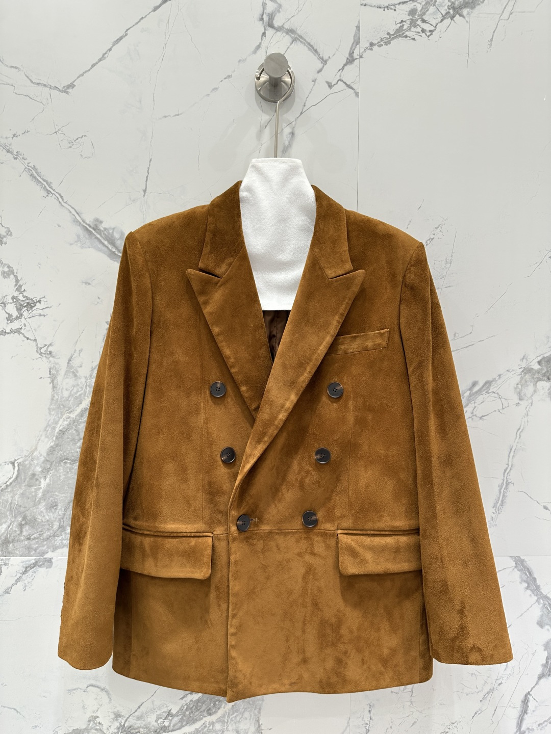 NO:662249,The exclusive first release of high-quality Sain*Laurent25 early autumn new products, high-end suede suit jackets synchronized with the counter!  Imported suede lambskin!  The classic double-breasted interpretation of French luxury minimalist style. The cool, gentle and classic version is not flattering on the upper body and is super slimming!  Sweet and salty, fashionable and high-end. The imported leather is delicate and wide. The perfect workmanship quality depends on the details!  Two colors S-XL. M size bust 100, shoulder width 42, sleeve length 58, dress length 68., saint laurent-clothing, saint laurent, saint laurent, jackets & coats, business suit, sheepskin, chamois leather,  19860909独家首发高端品质Sain*Laurent25早秋新品 专柜同步高定麂皮绒西装外套！进口麂皮绒小羊皮！经典双排扣演绎法式奢华极简风.飒爽温柔经典版型不挑人上身超显瘦！可甜可盐时髦又高级.进口皮质细腻挺阔.完美做工品质看细节！两色S-XL. M码胸围100,肩宽42,袖长58,衣长68.,圣罗兰-服装,saint laurent,saint laurent,jackets & coats,business suit,sheepskin,chamois leather, ,Women's clothing