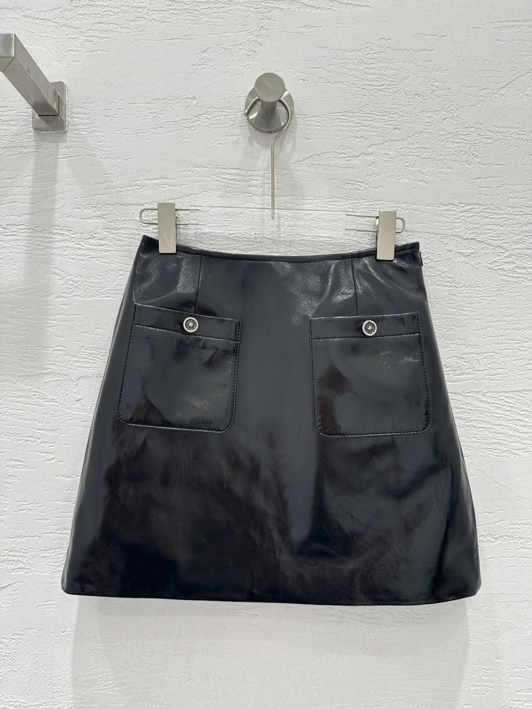 NO:662506,The exclusive first release of high-end original quality Chan*l25 early autumn new products. Haute couture workshop series coco girl's personalized wear haute couture workshop series genuine leather skirt. The classic double pocket version is not picky and can be sweet or salty!  Exclusively customized imported lambskin!  High-end version of lacquered leather with delicate texture!  A must-have item for fair and beautiful women!  Imported sheep leather has a soft, waxy and delicate texture!  Customized pearl drop lion head metal buckle, elegant, fashionable and high-end tone!  The perfect three-dimensional tailoring makes the upper body look slimmer!  Perfect workmanship quality depends on the details!  One color SML. Size M waist 68, hip 92, skirt length 41., Chanel-clothing, chanel, chanel, skirts, sheepskin,  19860909独家首发高端原单品质Chan*l25早秋新品 高定手工坊系列coco女孩个性穿搭高定手工坊系列真皮半裙.经典双口袋版型不挑人可甜可盐！独家定制进口小羊皮！漆面工艺肉感细腻皮质高定版本！白富美必备单品上身绝绝子！进口绵羊皮质感软糯细腻！定制珍珠滴脂狮子头金属扣,优雅时髦又高级的调调！完美立体剪裁版型上身巨显瘦！完美做工品质看细节！一色SML. M码腰围68,臀围92,裙长41.,香奈儿-服装,chanel,chanel,skirts,sheepskin, ,Women's clothing