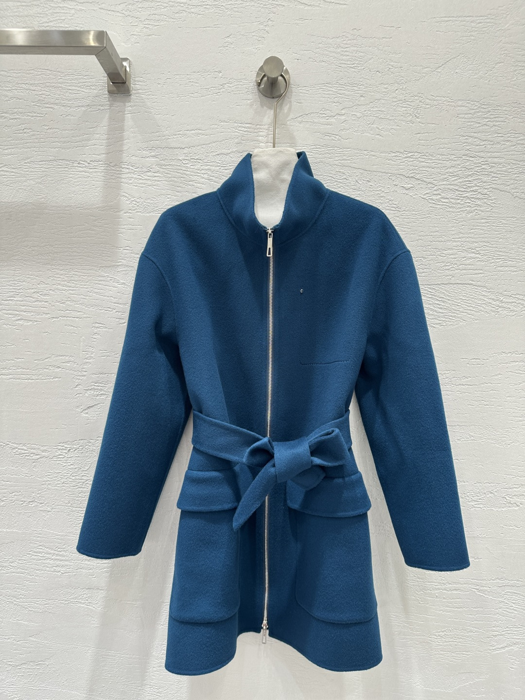 NO:662401,Exclusive first release of high-end original single product He*mè*25 new autumn and winter product, purely handmade double-sided cashmere coat!  The stand-up lapel design brings a sense of luxury and class!  Big pockets are elegant, intellectual, and have a gentle temperament!  The imported 90% wool and 10% cashmere fabric has a wide and stylish texture, with an H-shaped silhouette and a stylish and capable temperament!  Versatile and fashionable upper body makes you slim and tall!  Perfect workmanship quality depends on the details!  Three-color SML. Bust size S is 106, dropped shoulder sleeve length is 70, and dress length is 80.,Hermes-Clothing,hermes, 19860909独家首发高端原单品He*mè*25秋冬新品 纯手工制作双面尼羊绒大衣！立翻领设计自带奢华高级感！大口袋优雅知性气质温柔！进口90羊毛10羊绒面料质感挺阔有型,不挑人H版型气质干练！百搭时髦上身显瘦又高挑！完美做工品质看细节！三色SML. S码胸围106,落肩袖长70,衣长80.,爱马仕-服装,hermes, ,Women's clothing