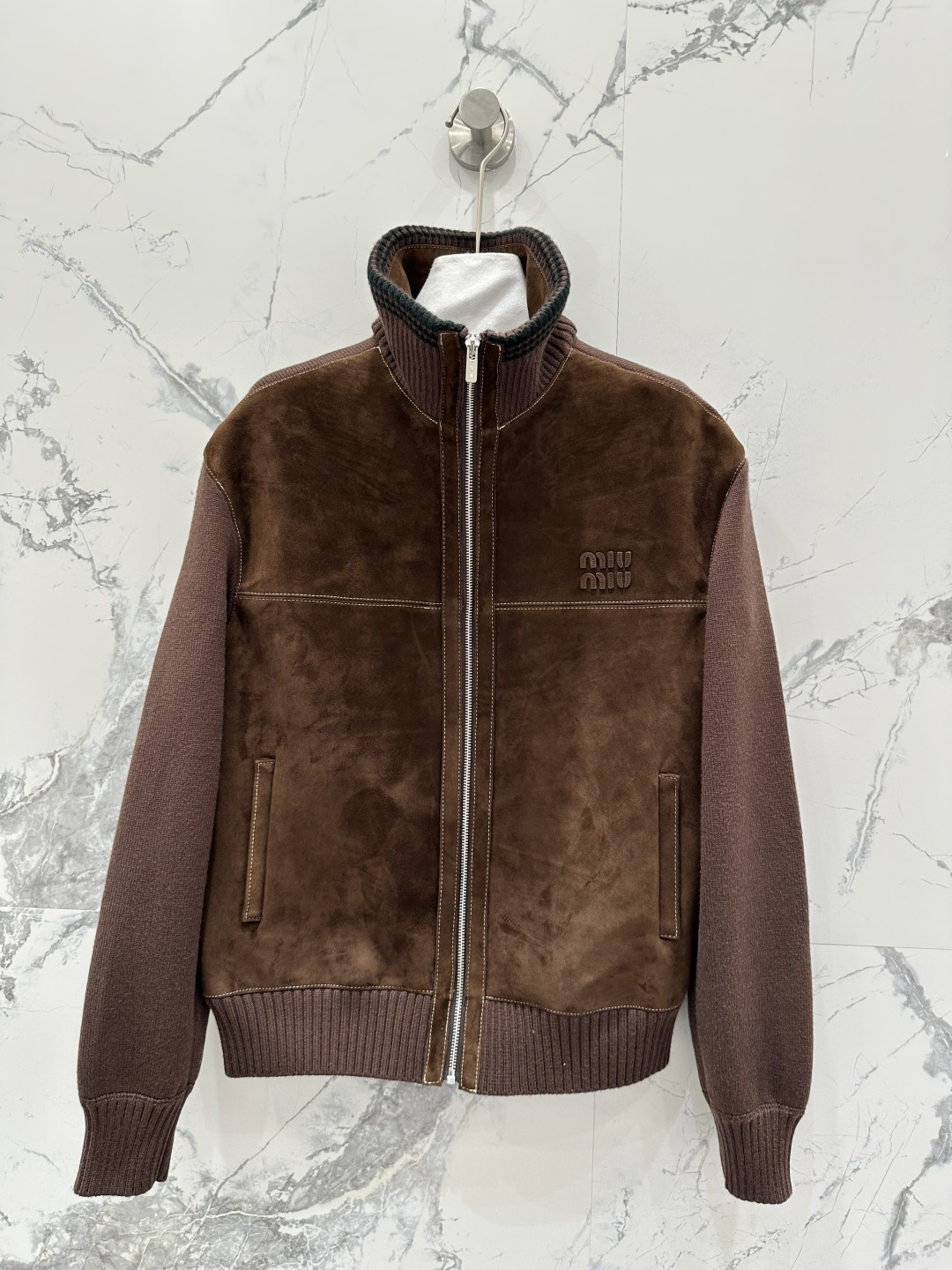 NO:662223,The exclusive first release of the high-quality Mium*u25 new early autumn product, the miu style girl's sexy suede stand-up collar jacket!  The knitting craftsmanship of splicing heavy threaded yarns has an incomparable texture!  Imported suede lambskin, sweet and cool casual girly style with a sense of contrast, classic loose fit upper body that is versatile and easy to wear!  Perfect workmanship quality depends on the details!  Two-color SML. M size bust 104, shoulder width 49, sleeve length 64, dress length 64.,Miumiu-clothing,miumiu,jackets & coats,jackets & coats,sheepskin,chamois leather, 19860909独家首发高端品质Mium*u25早秋新品 miu系少女可露丽风麂皮绒翻立领夹克外套！拼接重磅螺纹纱线针织工艺质感无敌赞！进口麂皮绒小羊皮,甜酷的休闲少女风搭配反差感,经典宽松版型上身百搭不挑人！完美做工品质看细节！两色SML. M码胸围104,肩宽49,袖长64,衣长64.,缪缪-服装,miumiu,jackets & coats,jackets & coats,sheepskin,chamois leather, ,Women's clothing