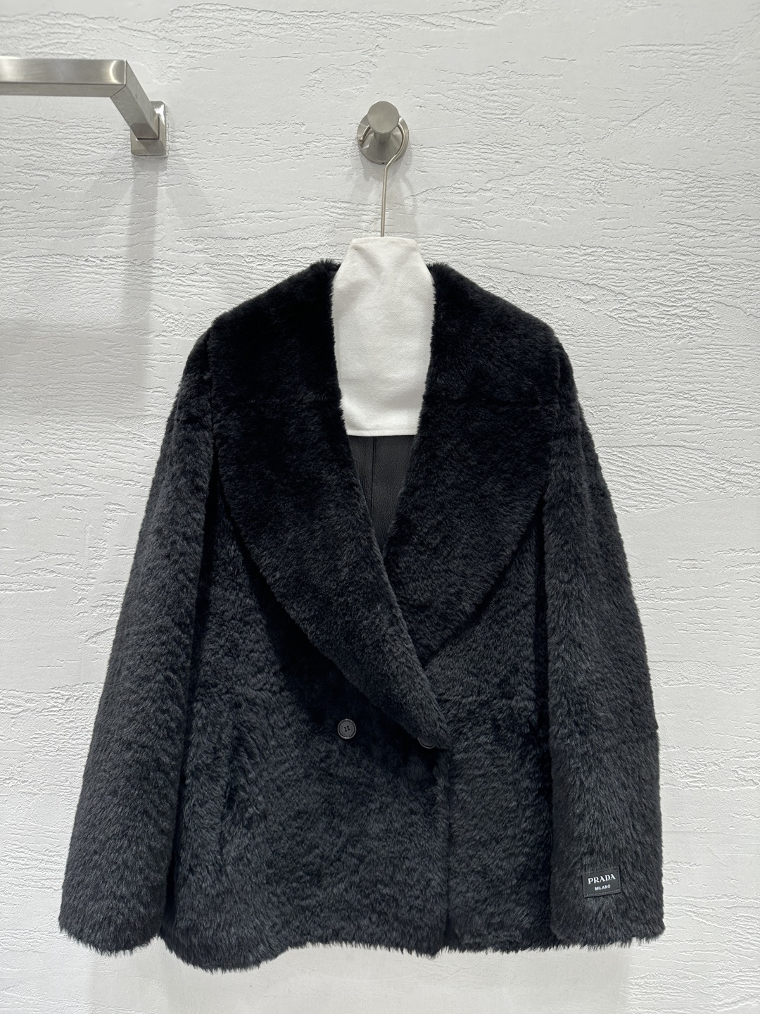 NO:661500,The exclusive first release of high-end original quality PR*DA25 autumn and winter new product Montone limited series imported Lagon lamb wool badge armband and fur integrated!  White, rich and beautiful must-have jackets!  The hair feels fine and soft!  The upper body is not bloated!  Temperament, large lapel, wide version, retro age-reducing college style. Full of Korean girly feeling!  The loose-fitting upper body looks very fashionable and handsome when wrapped casually, and it is versatile and easy to match!  Keep warm and resist bloat. I love it. The fur side faces the outside and the leather side faces in for perfect hemming. Pure handmade genuine leather hemming technology!  Perfect workmanship quality depends on the details!  One color SML M size bust 122, shoulder width 59, sleeve length 55, dress length 70.,Prada-clothing,prada,jackets & coats, 19860909独家首发高端原单品质PR*DA25秋冬新品 Montone限定系列进口拉贡羊羔毛徽章袖标皮毛一体！白富美必入外套！毛感细腻而软糯！上身不臃肿！气质大翻领阔版版型复古减龄学院风.满满的韩系少女感！宽松版型上身随便一裹就很时髦帅气的感觉,百搭不挑人！保暖拒绝臃肿超级大爱 毛面朝外皮面朝里完美包边纯手工真皮包边工艺！完美做工品质看细节！一色SML M码胸围122,肩宽59,袖长55,衣长70.,普拉达-服装,prada,jackets & coats, ,Women's clothing