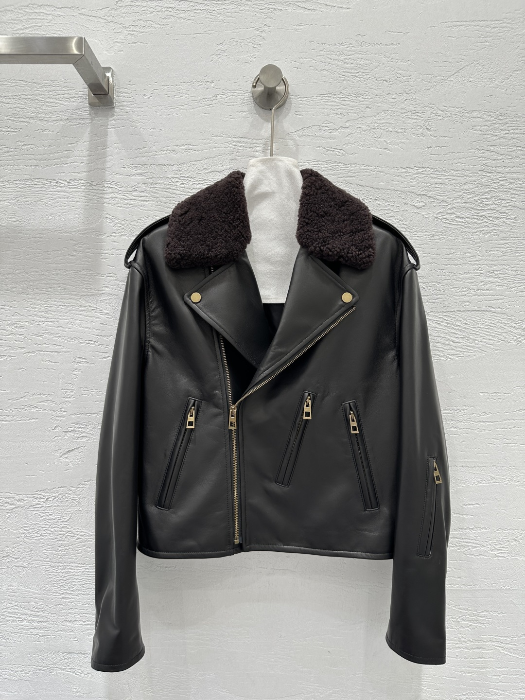 NO:662456,The exclusive first release of high-end original quality Lo*we25 new autumn and winter products, top-quality lambskin lambskin collar motorcycle jacket!  Top quality leather is super delicate!  Minimalist tailoring. The lambswool lapel splicing design is sassy and high-end!  Bai Fumei must-have fashionable items. Imported New Zealand lambskin. Original customized H version, versatile and easy on the upper body, super genuine imported hardware accessories. Perfect workmanship, quality depends on the details!  One color S-XL. M size bust 98, shoulder width 47, sleeve length 57, dress length 51., Loewe-clothing, loewe, jackets & coats, jackets & coats, sheepskin,  19860909独家首发高端原单品质Lo*we25秋冬新品 顶级小羊皮羔毛领机车夹克外套！顶级皮质超级细腻！极简主义剪裁.羊羔毛翻领拼接设计又飒又高级！白富美必入时髦单品.进口新西兰小绵羊皮.原版定制H版型百搭不挑人上身超级正进口五金配件.完美做工品质看细节！一色S-XL. M码胸围98,肩宽47,袖长57,衣长51.,罗意威-服装,loewe,jackets & coats,jackets & coats,sheepskin, ,Women's clothing