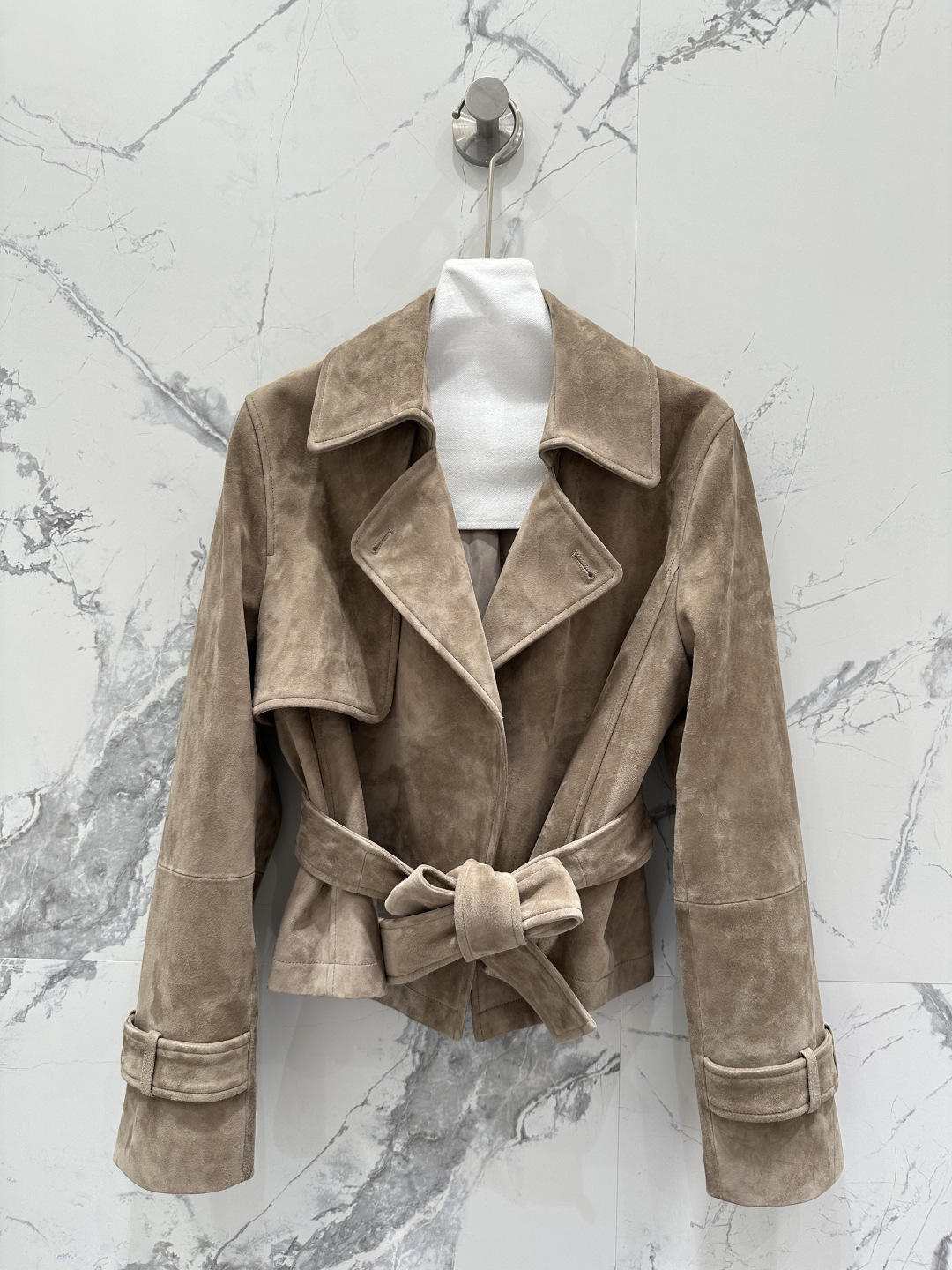 NO:662155,The exclusive first release of high-end original quality Brunello Cucin*25 early autumn new products. The counters are synchronized with high-luxury style wear and leather jackets!  Imported lambskin!  A dashing jacket with a lapel and a belt and a waist. The copper chain is decorated with Italian luxury and minimalist style. The classic version can be sweet or salty, fashionable and high-end. The imported leather is delicate and wide. The Italian-style elegance and high-end feel are casual and grand!  The classic version doesn’t flatter your upper body and makes you look slimmer!  Perfect workmanship quality depends on the details!  Two colors from S to19860909独家首发高端原单品质BrunelloCucin*25早秋新品 专柜同步高奢风穿搭皮夹克外套！进口小羊皮！气质飒爽的翻领系腰带收腰夹克外套.铜链装饰意式奢华极简风.经典版型可甜可盐时髦又高级.进口皮质细腻挺阔.意式优雅的高级感随性又大气！经典版型不挑人上身超显瘦！完美做工品质看细节！两色S-XL. M码胸围98,肩宽39,袖长60,衣长52.,女装,brunello cucinelli,jackets & coats,jackets & coats,sheepskin, ,Women's clothing