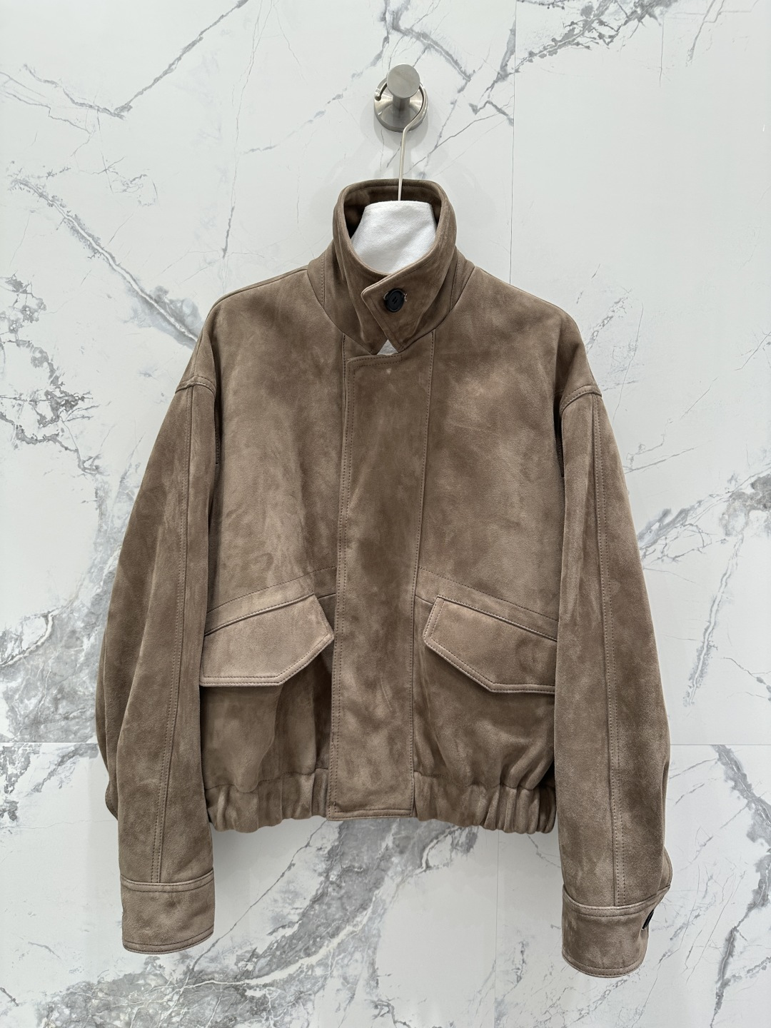 NO:662176,Exclusive first release of high-end original quality Lemair*25 early autumn new products, exclusive customized suede suede craftsmanship, retro color suede jackets and leather jackets!  The double-pocket three-dimensional cut has a loose fit that is versatile and slimming!  Imported suede lambskin, classic stand-up lapel design, simple and elegant, a sweet and cool must-have item for fashionable girl's wardrobe. For perfect workmanship, look at the details!  Two colors from S to19860909独家首发 高端原单品质Lemair*25早秋新品 独家定制麂皮绒面工艺复古色系麂皮绒夹克皮衣外套！双口袋立体剪裁宽松版型百搭又显瘦！进口麂皮绒小羊皮,经典立翻领设计简约大气,甜酷的时髦少女衣橱必备气质单品.完美做工品质看细节！两色S-XL. M码胸围110,肩宽50,袖长56,衣长57.,女装,jackets & coats,jackets & coats,leather jacket,sheepskin,chamois leather, ,Women's clothing