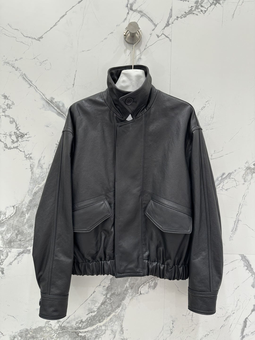 NO:662172,Exclusive first release of high-end original quality Lemair*25 early autumn new product, exclusive custom-made vegetable tanned leather jacket!  The double-pocket three-dimensional cut has a loose fit that is versatile and slimming!  Lambskin, vegetable tanning process!  The classic stand-up lapel design is simple and elegant, a sweet and cool must-have item in the wardrobe of fashionable girls. For perfect workmanship, the quality depends on the details!  Two colors S-XL. M size bust 110, shoulder width 50, sleeve length 56, dress length 57., women's clothing, jackets & coats, jackets & coats, leather jacket, sheepskin,  19860909独家首发 高端原单品质Lemair*25早秋新品 独家定制植鞣工艺夹克皮衣外套！双口袋立体剪裁宽松版型百搭又显瘦！小羊皮,植鞣工艺！经典立翻领设计简约大气,甜酷的时髦少女衣橱必备气质单品.完美做工品质看细节！两色S-XL. M码胸围110,肩宽50,袖长56,衣长57.,女装,jackets & coats,jackets & coats,leather jacket,sheepskin, ,Women's clothing