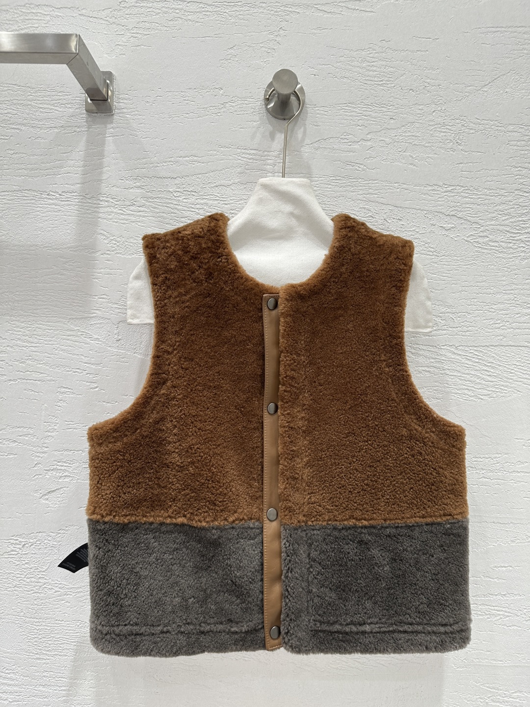 NO:662151,The exclusive first release of high-quality Ch*le25 new autumn and winter product flight jacket and fur integrated vest!  The imported merino fur is thick and wide in quality!  Reversible design!  The classic round neck H-shaped upper body is handsome and fashionable!  The contrasting color hand-turned edging design is age-reducing and fashionable!  Imported suede lambskin, highly recommended as a must-have item in winter!  Keep warm and avoid being bloated!  Perfect workmanship quality depends on the details!  One color SML. M size bust 106, shoulder width 36, length 56., women's clothing, jackets & coats, sheepskin, chamois leather,  19860909独家首发高端品质Ch*le25秋冬新品 飞行夹克皮毛一体马甲！进口美利奴皮毛一体质量厚实挺阔！两面穿设计！经典圆领H版型上身帅气又时髦！撞色手工翻毛边设计减龄又时髦！进口麂皮绒小羊皮,强烈推荐冬季必入单品！保暖御寒拒绝臃肿！完美做工品质看细节！一色SML. M码胸围106,肩宽36,衣长56.,女装,jackets & coats,sheepskin,chamois leather, ,Women's clothing