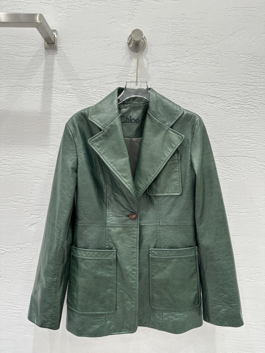 NO:662149,The exclusive first release of high-quality Ch*le25 early autumn new product retro fashionable leather suit jacket!  Original customized imported lambskin, vegetable tanning process!  The jacket with large pockets has a stylish and stylish shape, original custom hardware and accessories, and a fashionable and high-end tone!  The back collar is embroidered with three-dimensional logo letters, giving it a high-end feel!  Perfect workmanship quality depends on the details!  Two colors S-XL. M size bust 96, shoulder width 42, sleeve length 60, dress length 68., women's clothing, jackets & coats, jackets & coats, business suit, sheepskin,  19860909独家首发高端品质Ch*le25早秋新品 复古时髦皮西装外套！原版定制进口小羊皮,植鞣工艺！大口袋设计夹克版型又A又飒原版定制五金配件搭配时髦又高级的调调！后领立体logo字母绣花工艺,高级感满满！完美做工品质看细节！两色S-XL. M码胸围96,肩宽42,袖长60,衣长68.,女装,jackets & coats,jackets & coats,business suit,sheepskin, ,Women's clothing