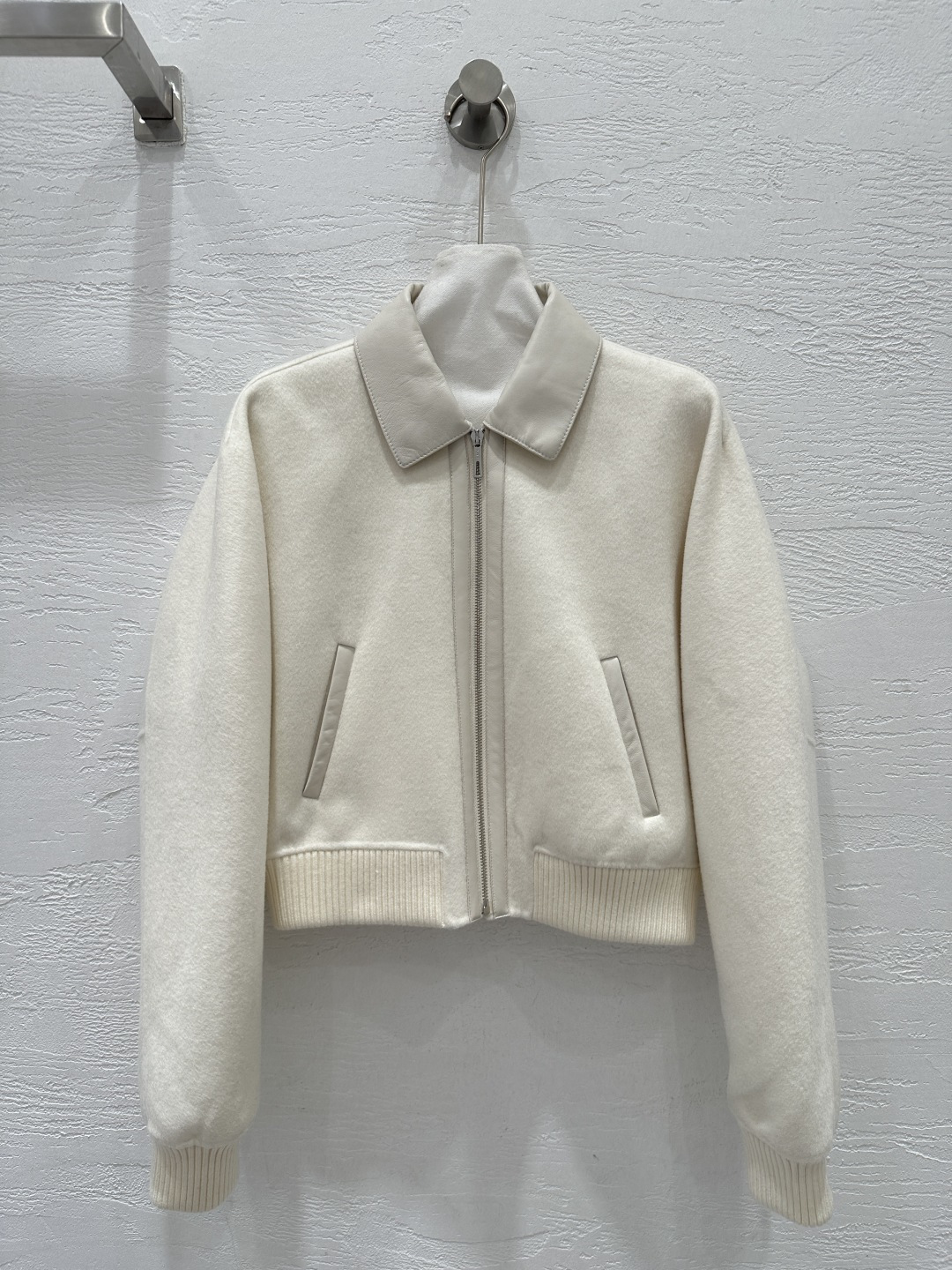 NO:662380,The exclusive first release of high-end original quality He*mè*25 new autumn and winter products, Bai Fumei’s must-have cashmere and leather jackets!  Smart casual wear!  Purely handmade double-sided cashmere with threaded design and imported lambskin!  The genuine leather oil-edged lapel design is simple yet elegant, the genuine leather patch pocket is practical and adds fashionable details, the imported cashmere fabric has a wide and stylish texture, and the versatile and fashionable upper body makes you slim and tall!  Perfect workmanship quality depends on the details!  Two-color SML. M size bust 108, dropped shoulder sleeve length 77, dress length 48.,Hermes-Clothing,hermes,jackets & coats,jackets & coats,sheepskin, 19860909独家首发高端原单品质He*mè*25秋冬新品 白富美必入羊绒拼皮夹克外套！高智感休闲穿搭！纯手工制作双面尼羊绒拼接螺纹设计,进口小羊皮！真皮油边翻领设计简约又不失气场,真皮贴袋实用又添时髦细节,进口羊绒面料质感挺阔有型,百搭时髦上身显瘦又高挑！完美做工品质看细节！两色SML. M码胸围108,落肩袖长77,衣长48.,爱马仕-服装,hermes,jackets & coats,jackets & coats,sheepskin, ,Women's clothing