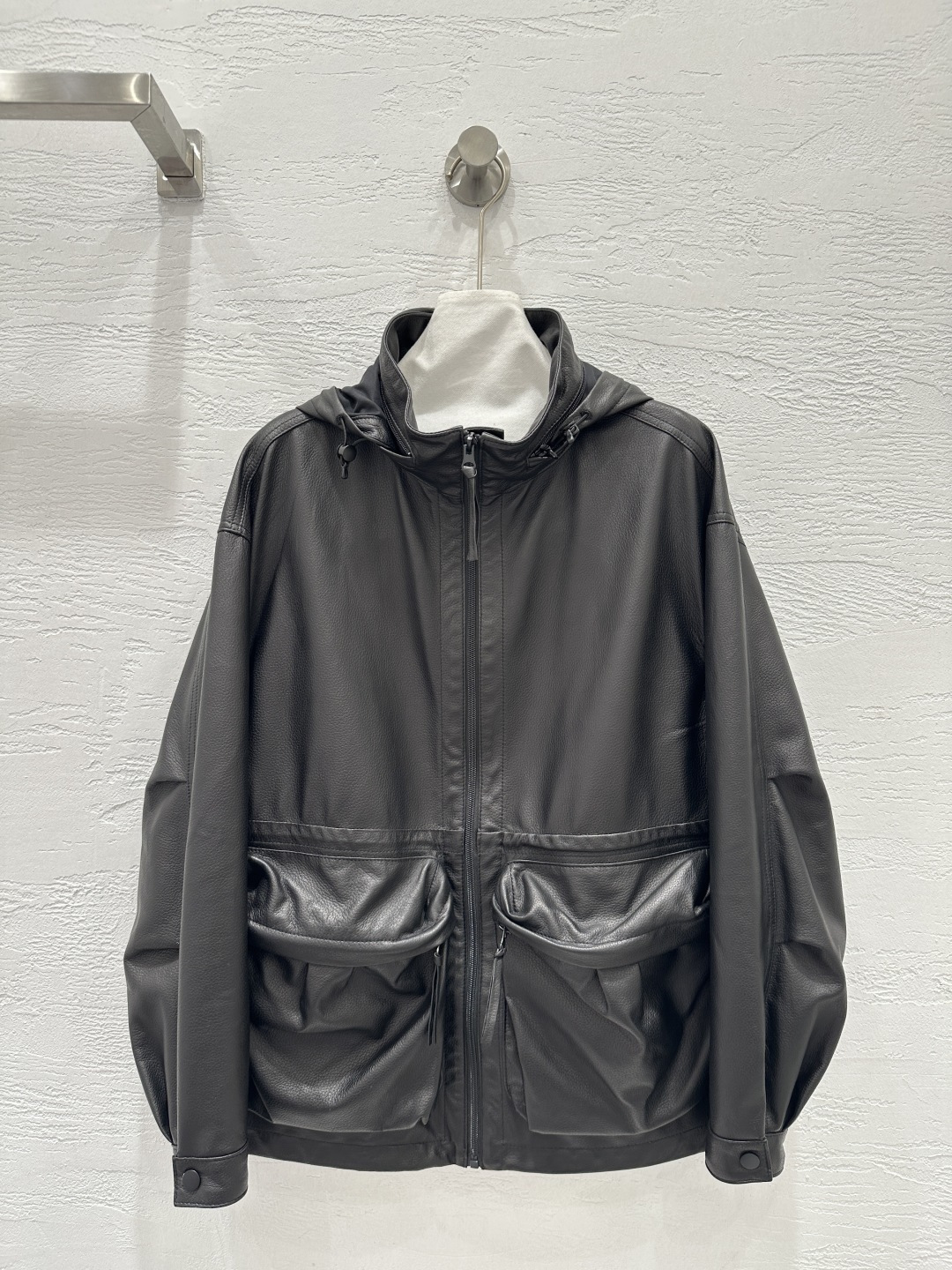 NO:662179,The exclusive first release of original quality The R*m25 new early autumn product, a chic and handsome high-end lambskin jacket!  Imported Spanish lambskin with an airy naked feel and is super light as silk!  Ultra-thin craftsmanship, light and delicate leather are awesome!  Stowable hooded design, lazy temperament, adjustable drawstring waist design, not flattering on the upper body, super slimming!  The imported leather’s natural texture is delicate and wide. The three-dimensional double pockets are handsome, fashionable, high-end and casual!  Perfect quality depends on the details. One color SML. Bust size S is 116, dropped shoulder sleeve length 71, dress length 67., women's clothing, jackets & coats, sheepskin, hats,  19860909独家首发原单品质The R*m25早秋新品 潇洒帅气的高级小羊皮冲锋衣外套！空气裸感超轻盈如蚕丝的 进口西班牙小羊皮！超薄工艺轻盈细腻皮质超赞！可收纳连帽设计,气质慵懒可调节抽绳收腰版型不挑人上身超显瘦！进口皮质自然纹理细腻挺阔.立体双口袋帅气时髦的高级随性感！完美品质看细节.一色SML. S码胸围116,落肩袖长71,衣长67.,女装,jackets & coats,sheepskin,hats, ,Women's clothing