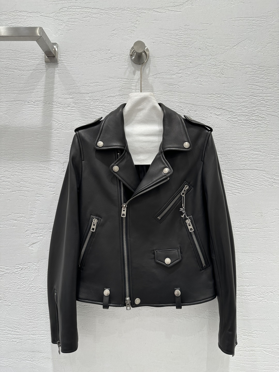 NO:662169,The exclusive first release of high-end original quality Coa*ch25 early autumn new product Little Dinosaur Pendant Motorcycle Jacket Leather Jacket!  Exclusively customized imported top-quality New Zealand lambskin!  The fleshy texture is thick, the leather is exquisite, and the classic version is high-end, fashionable and handsome!  The upper body looks slim!  The three-dimensional cutting version is versatile and easy to choose. Original customized hardware accessories!  Perfect workmanship quality depends on the details!  One color SML. Size M bust 94, shoulder width 39, sleeve length 62, dress length 54., women's clothing, jackets & coats, jackets & coats, sheepskin,  19860909独家首发高端原单品质Coa*ch25早秋新品 小恐龙吊坠机车夹克皮外套！独家定制进口顶级新西兰小羊皮！肉感饱满厚实皮质细腻绝绝子,经典版型高级时髦又帅气！上身巨显瘦！立体裁剪版型百搭不挑人.原版定制五金配件！完美做工品质看细节！一色SML. M码胸围94,肩宽39,袖长62,衣长54.,女装,jackets & coats,jackets & coats,sheepskin, ,Women's clothing