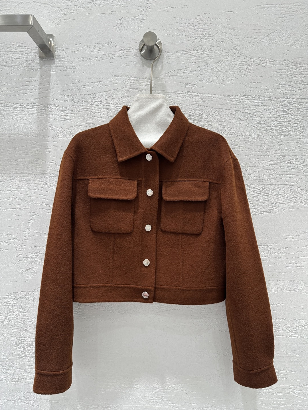 NO:662388,The exclusive first release of high-end original quality He*mè*25 new autumn and winter products, a must-have cashmere short jacket for Bai Fumei!  Purely hand-made double-sided cashmere with threaded design, classic H-hem small short version, elegant and handsome ~ non-distinguishing style and capable temperament!  Versatile and fashionable upper body makes you slim and tall!  The cashmere material has a very wide and stylish texture!  Original hardware accessories!  Perfect workmanship quality depends on the details!  Four colors SML. M size bust 100, shoulder width 45, sleeve length 59, dress length 47.,Hermes-clothing,hermes,jackets & coats,jackets & coats, 19860909独家首发高端原单品质He*mè*25秋冬新品 白富美必入羊绒短夹克外套！纯手工制作双面尼羊绒拼接螺纹设计,经典H收摆小短款版型优雅帅气～不挑人版型气质干练！百搭时髦上身显瘦又高挑！羊绒材质质感挺阔有型！原版五金配件！完美做工品质看细节！四色SML. M码胸围100,肩宽45,袖长59,衣长47.,爱马仕-服装,hermes,jackets & coats,jackets & coats, ,Women's clothing