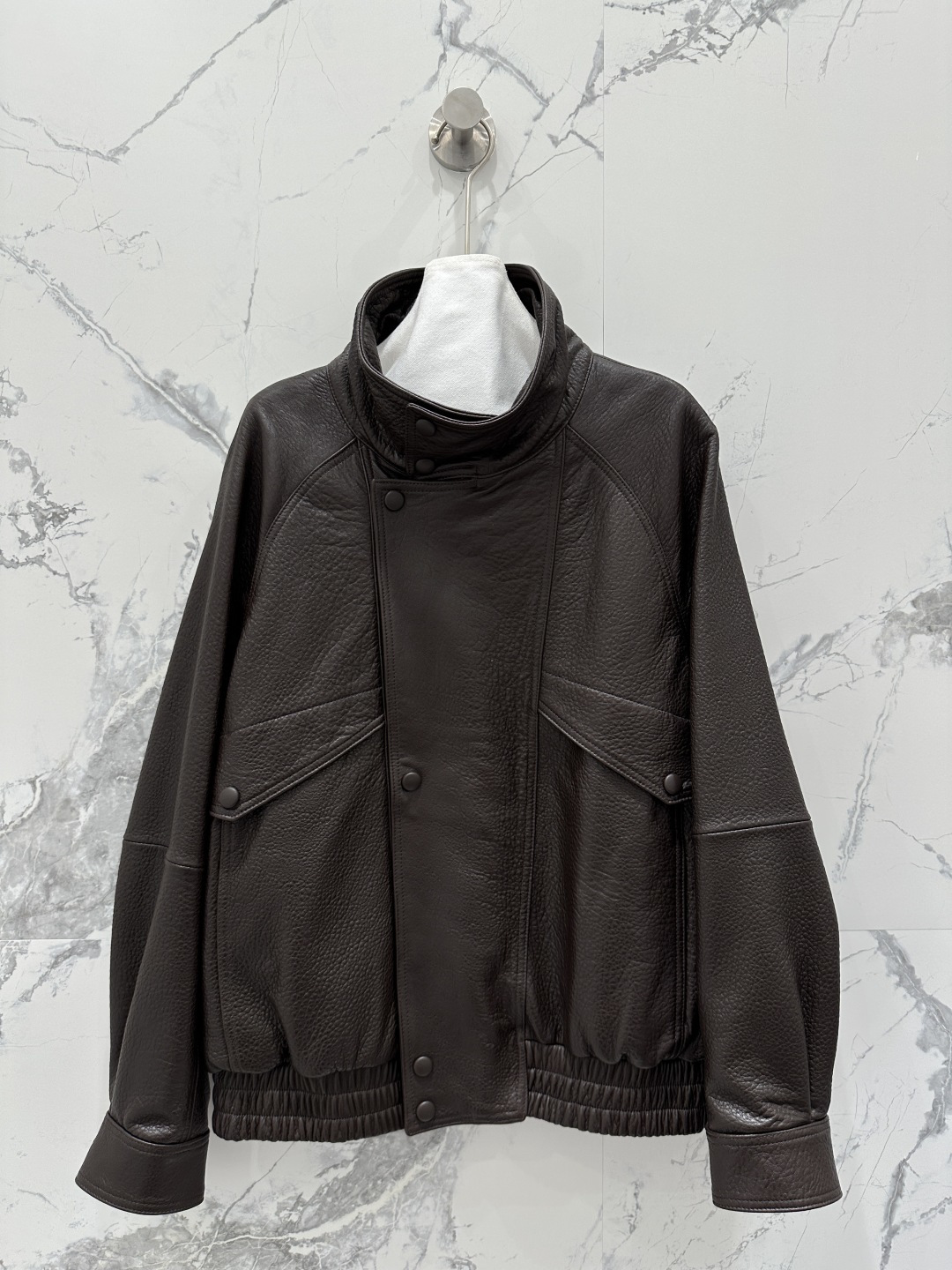 NO:662441,Exclusive first release of high-end original quality Sain*Laurent punk style top bubble leather lambskin motorcycle jacket!  Couple style for men and women!  A must-have for quality control wardrobes!  The custom leather is super delicate!  The elegant stand-up lapel style is chic and high-end!  It can be handsome or become a girly girl in seconds. Imported New Zealand lambskin. Original customized wide version, versatile and easy to wear, super authentic imported hardware accessories. Perfect workmanship, quality depends on the details!  Two-color SML. M size bust 122, dropped shoulder sleeve length 73, dress length 65., saint laurent-clothing, saint laurent, saint laurent, jackets & coats, sheepskin,  19860909独家首发高端原单品质Sain*Laurent 朋克风顶级泡泡皮小羊皮机车夹克！男女同款情侣款！品质控衣橱必入！定制皮质超级细腻！气质立翻领版型又飒又高级！可以帅气也可以秒变软妹纸.进口新西兰小绵羊皮.原版定制阔版版型百搭不挑人上身超级正原版进口五金配件.完美做工品质看细节！两色SML. M码胸围122,落肩袖长73,衣长65.,圣罗兰-服装,saint laurent,saint laurent,jackets & coats,sheepskin, ,Women's clothing