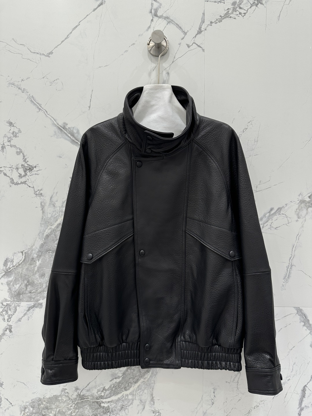 NO:869896,Exclusive first release of high-end original quality Sain*Laurent punk style top bubble leather lambskin motorcycle jacket!  Couple style for men and women!  A must-have for quality control wardrobes!  The custom leather is super delicate!  The elegant stand-up lapel style is chic and high-end!  It can be handsome or become a girly girl in seconds. Imported New Zealand lambskin. Original customized wide version, versatile and easy to wear, super authentic imported hardware accessories. Perfect workmanship, quality depends on the details!  Two-color SML M size bust 122, dropped shoulder sleeve length 73, dress length 65., saint laurent-clothing, saint laurent, saint laurent, jackets & coats, sheepskin,19860909独家首发高端原单品质Sain*Laurent 朋克风顶级泡泡皮小羊皮机车夹克！男女同款情侣款！品质控衣橱必入！定制皮质超级细腻！气质立翻领版型又飒又高级！可以帅气也可以秒变软妹纸.进口新西兰小绵羊皮.原版定制阔版版型百搭不挑人上身超级正原版进口五金配件.完美做工品质看细节！两色SML M码胸围122,落肩袖长73,衣长65.,圣罗兰-服装,saint laurent,saint laurent,jackets & coats,sheepskin,,Women's clothing